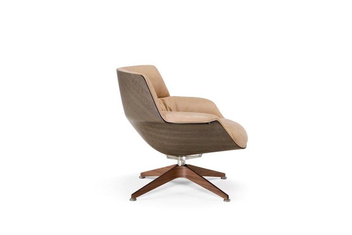 Coach is a comfortable and generous armchair, featuring soft and enveloping lines. The shell in linen composite embrace the seat and wide backrest, upholstered in leather or fabric to give the maximum comfort. The base is available in two options: a