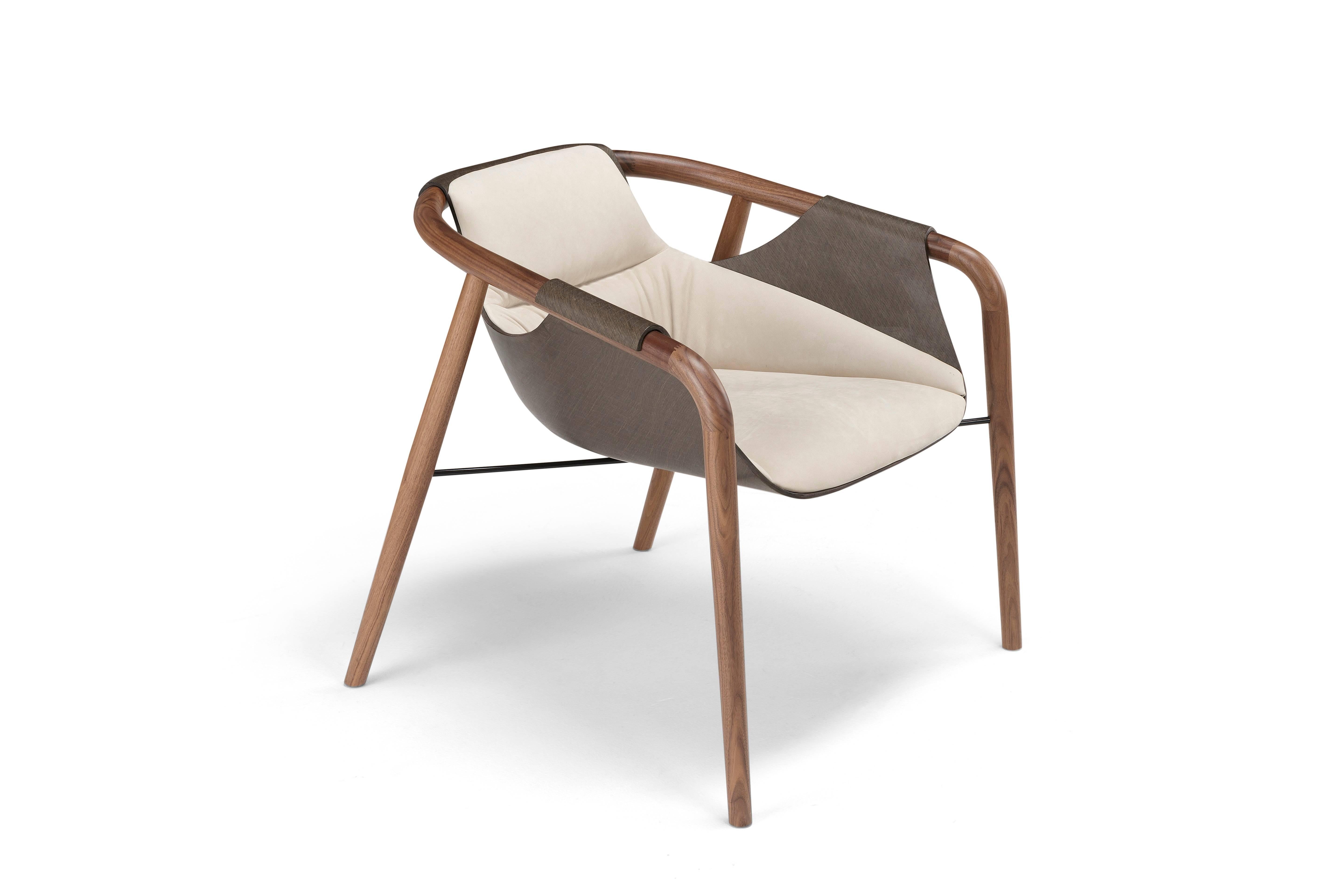 Hamac is almost the manifesto of the technological innovation created by Saintluc.
Lured by the chance of giving a contribution to the valorization of the linen fiber in the furniture world, Nuel Studio has placed the material firmly at the core of