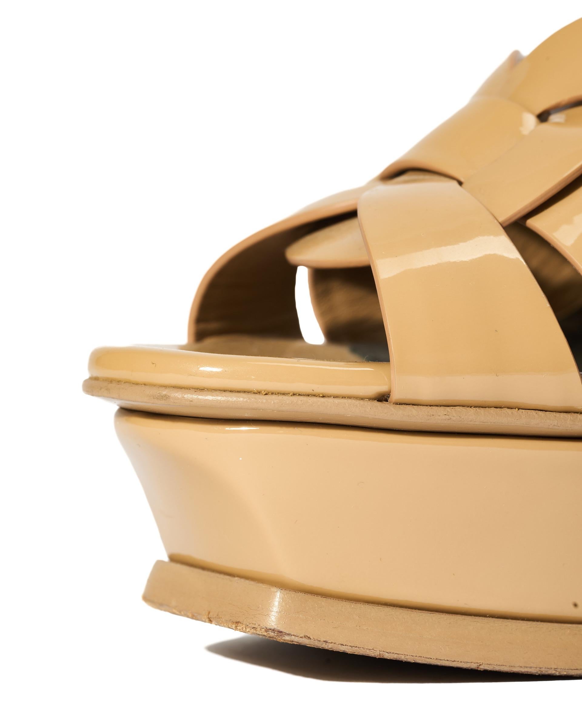 Saint Lurent Sandalo Tribute Vernice beige en vente 8