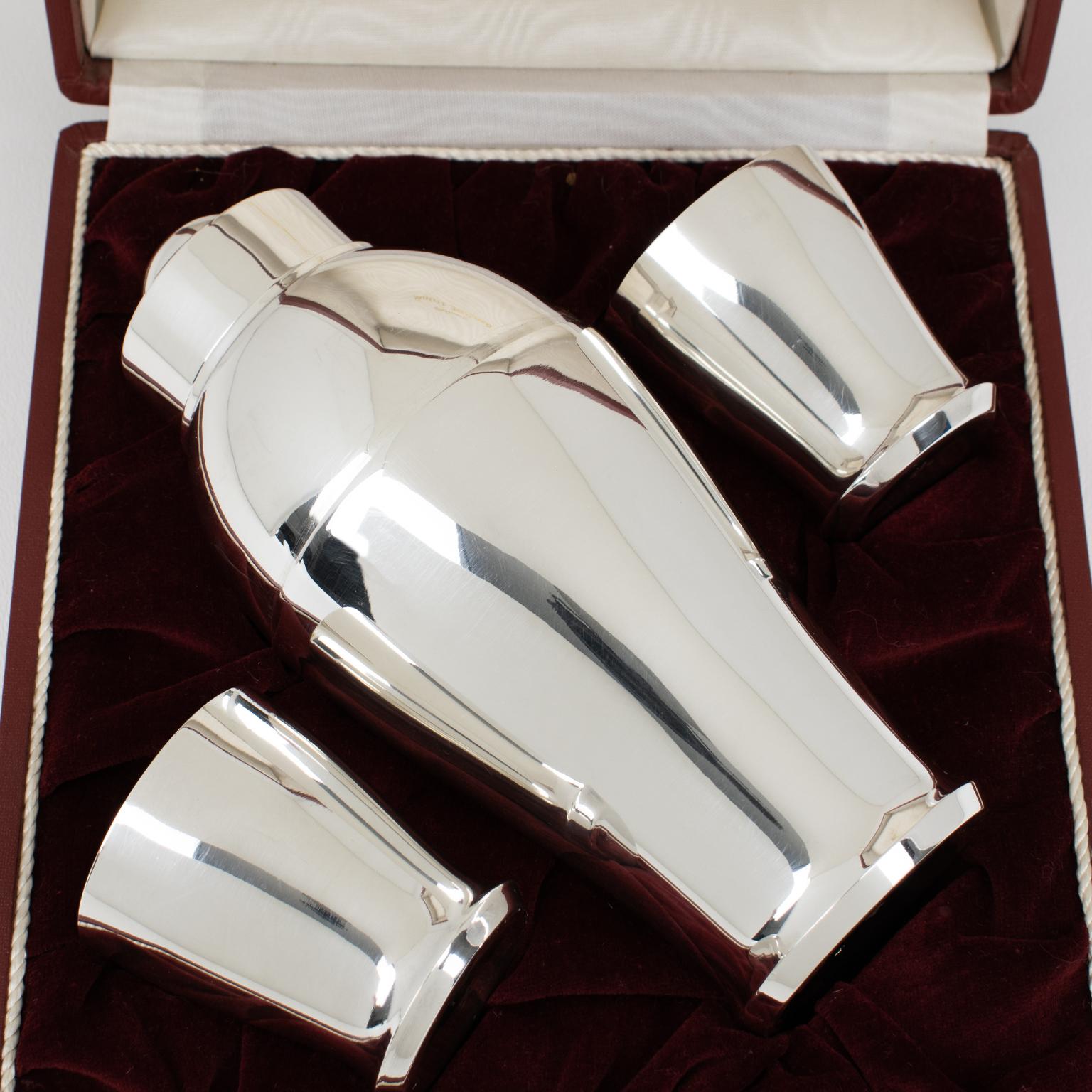El orfebre Saint Medard, de París, fabricó este lujoso conjunto de bar Art Déco hacia 1940, todavía en su caja de regalo original. Este raro accesorio de bar tete-a-tete está fabricado con una coctelera cilíndrica de chapa de plata para cócteles o