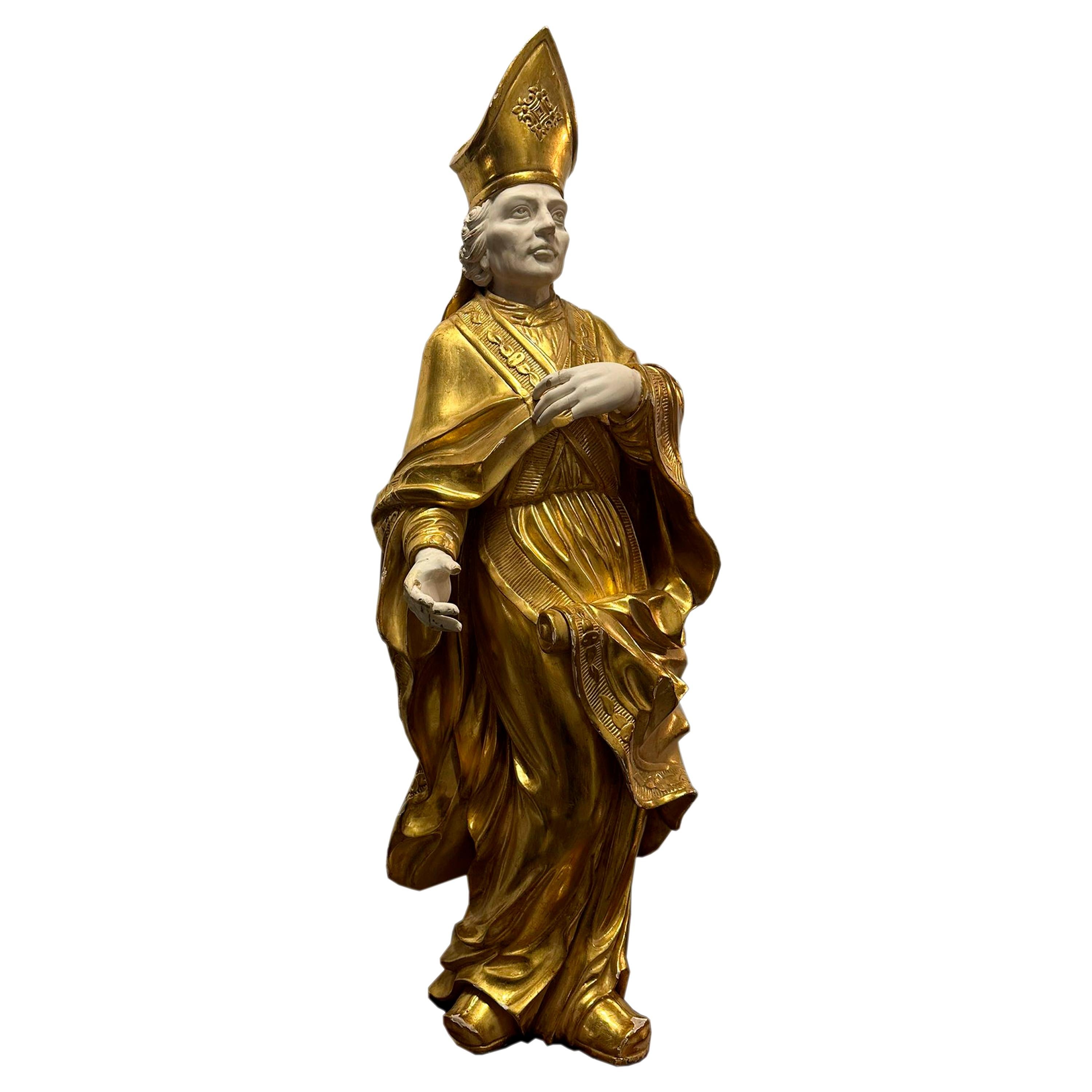 Sculpture française représentant Saint Nicolas de Bari. Il est fabriqué à la main en bois sculpté et polychromé à la feuille d'or. France, 19ème siècle.