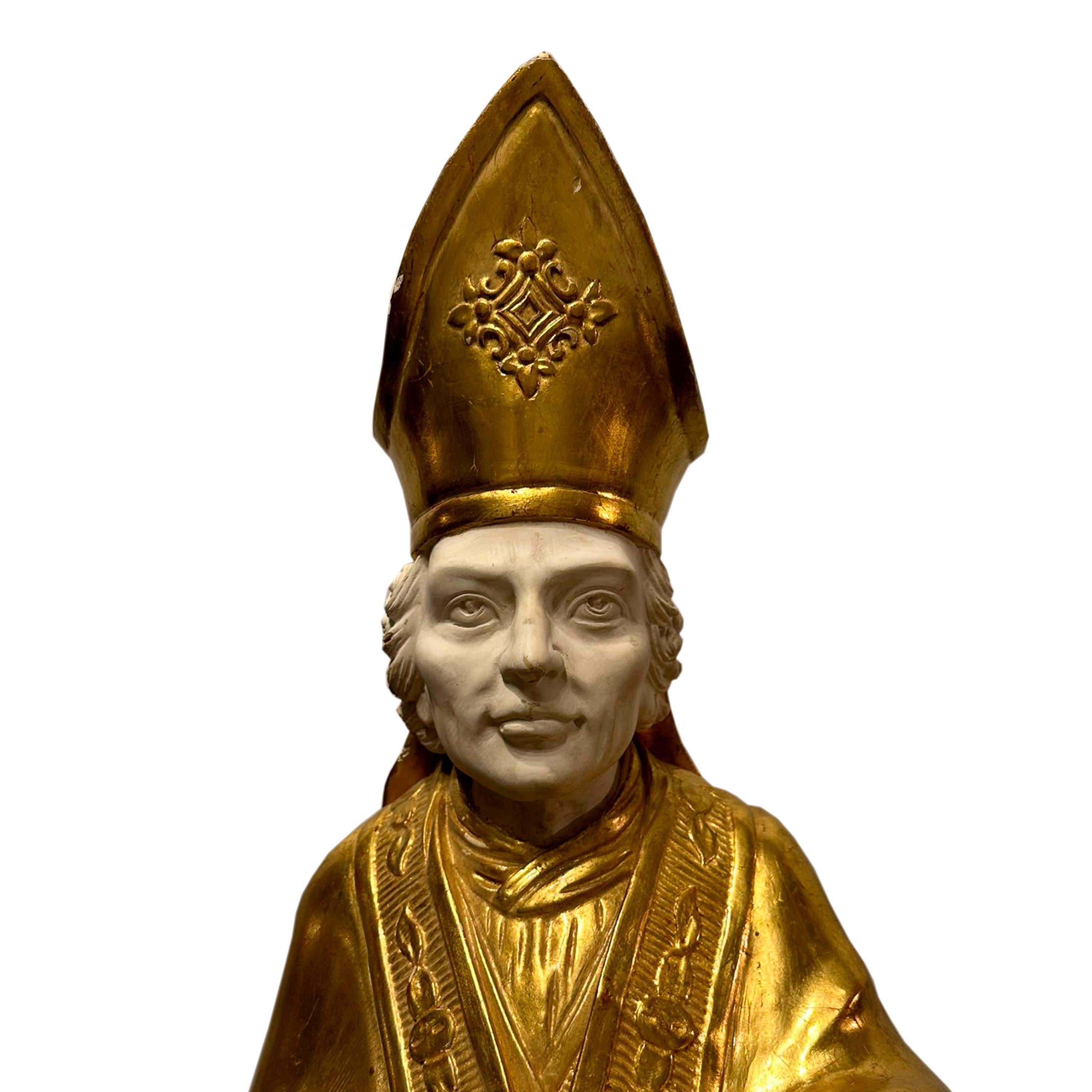 Français Sculpture sculptée à la main de Saint Nicolas de Bari avec feuille d'or, France, 19ème siècle en vente