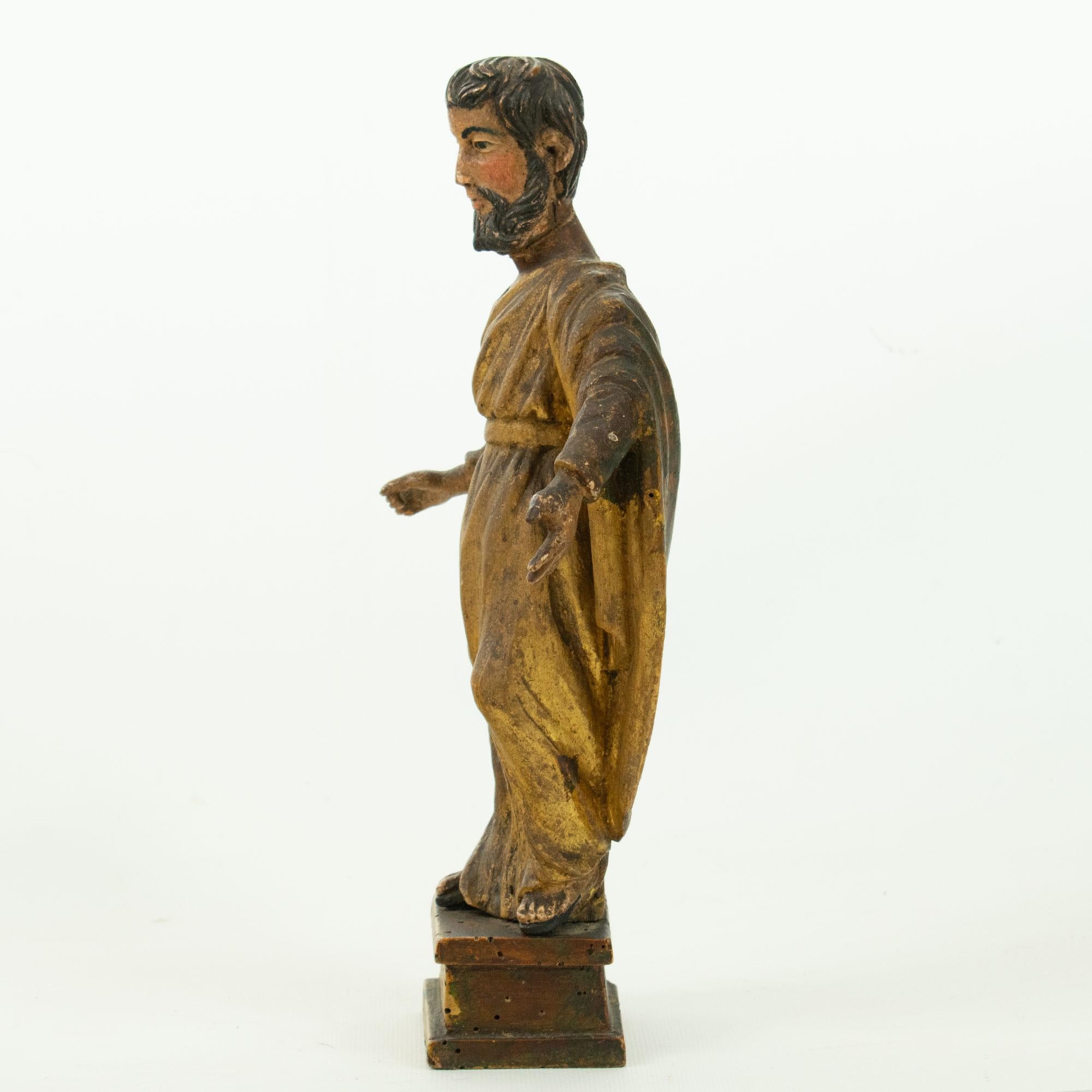 SAINT PAUL: Statuette aus geschnitztem und vergoldetem polychromem Holz,
Ende des 18. Jahrhunderts.  Der Heilige Paulus, auch bekannt als Apostel Paulus, war eine wichtige Figur des frühen Christentums und wird häufig in verschiedenen Formen
