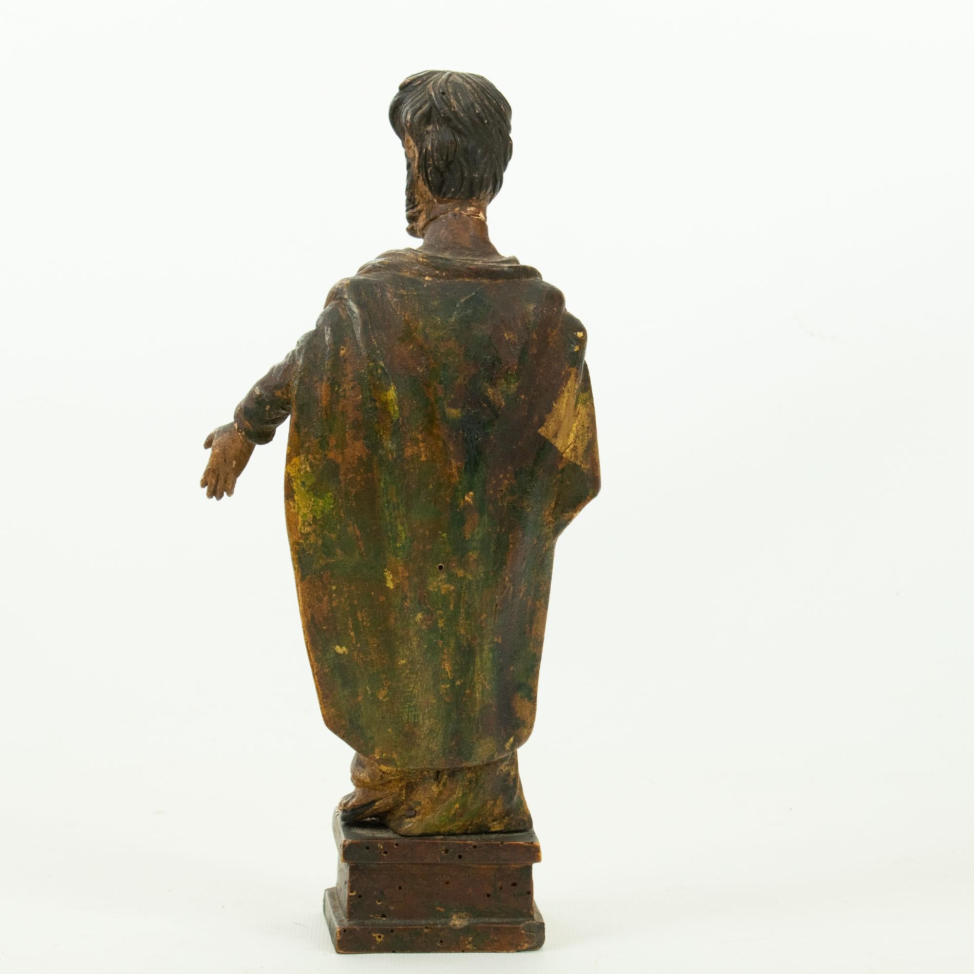 SAINT PAUL: Statuette aus geschnitztem und vergoldetem polychromem Holz, spätes 18. Jahrhundert (Neoklassisch) im Angebot