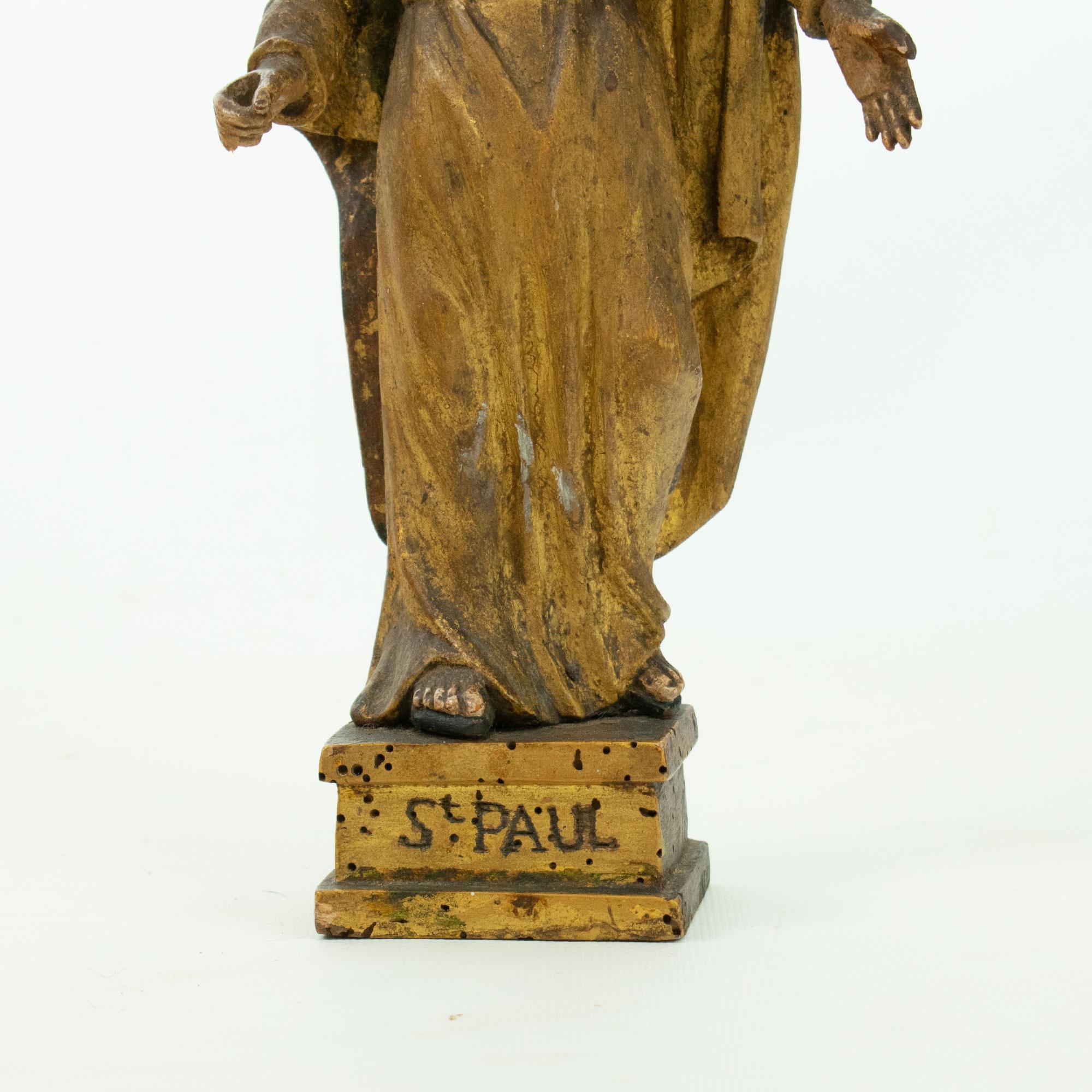 SAINT PAUL: Statuette aus geschnitztem und vergoldetem polychromem Holz, spätes 18. Jahrhundert im Zustand „Starke Gebrauchsspuren“ im Angebot in TEYJAT, FR
