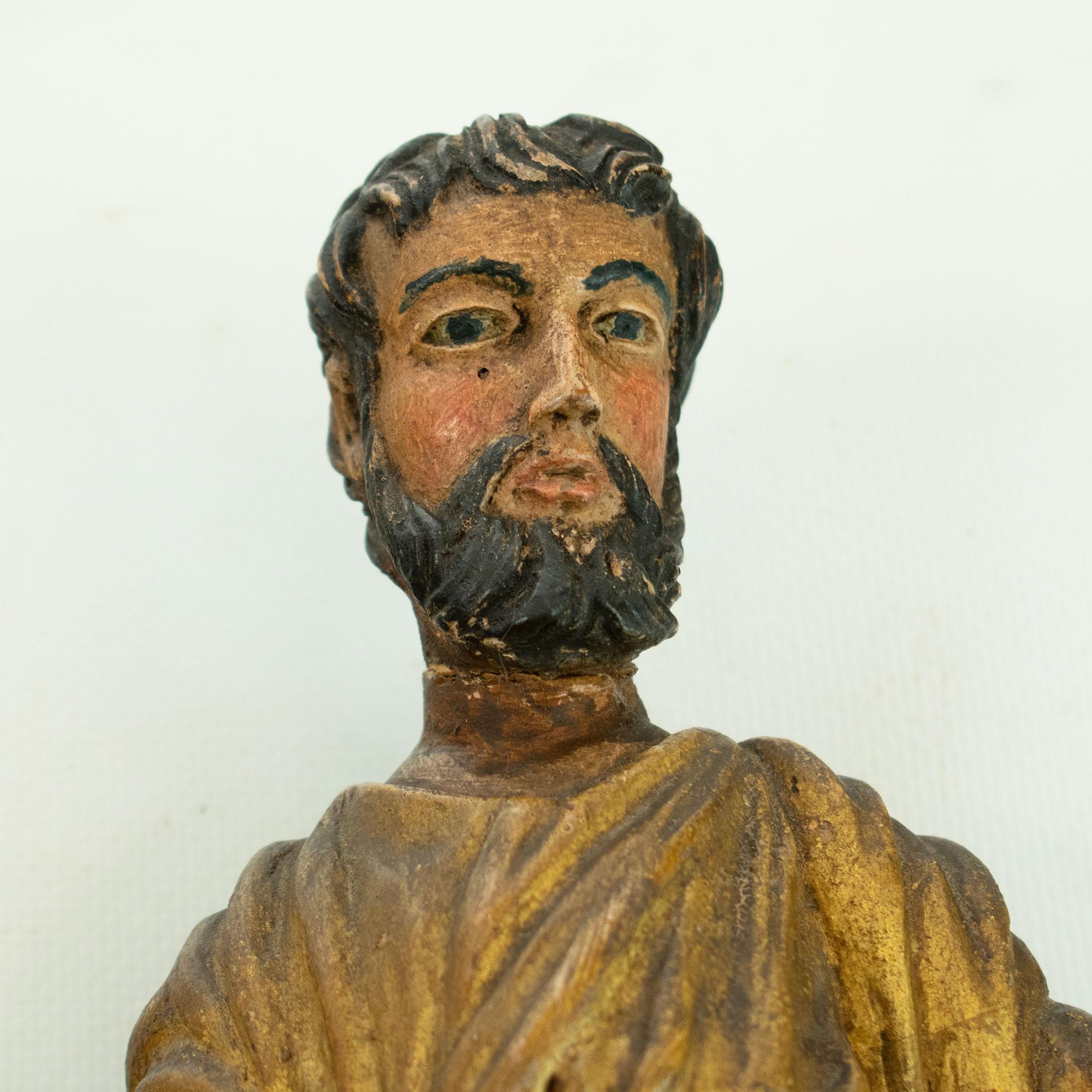 XVIIIe siècle SAINT PAUL : Statuette en bois polychrome sculpté et doré Fin du 18e siècle en vente