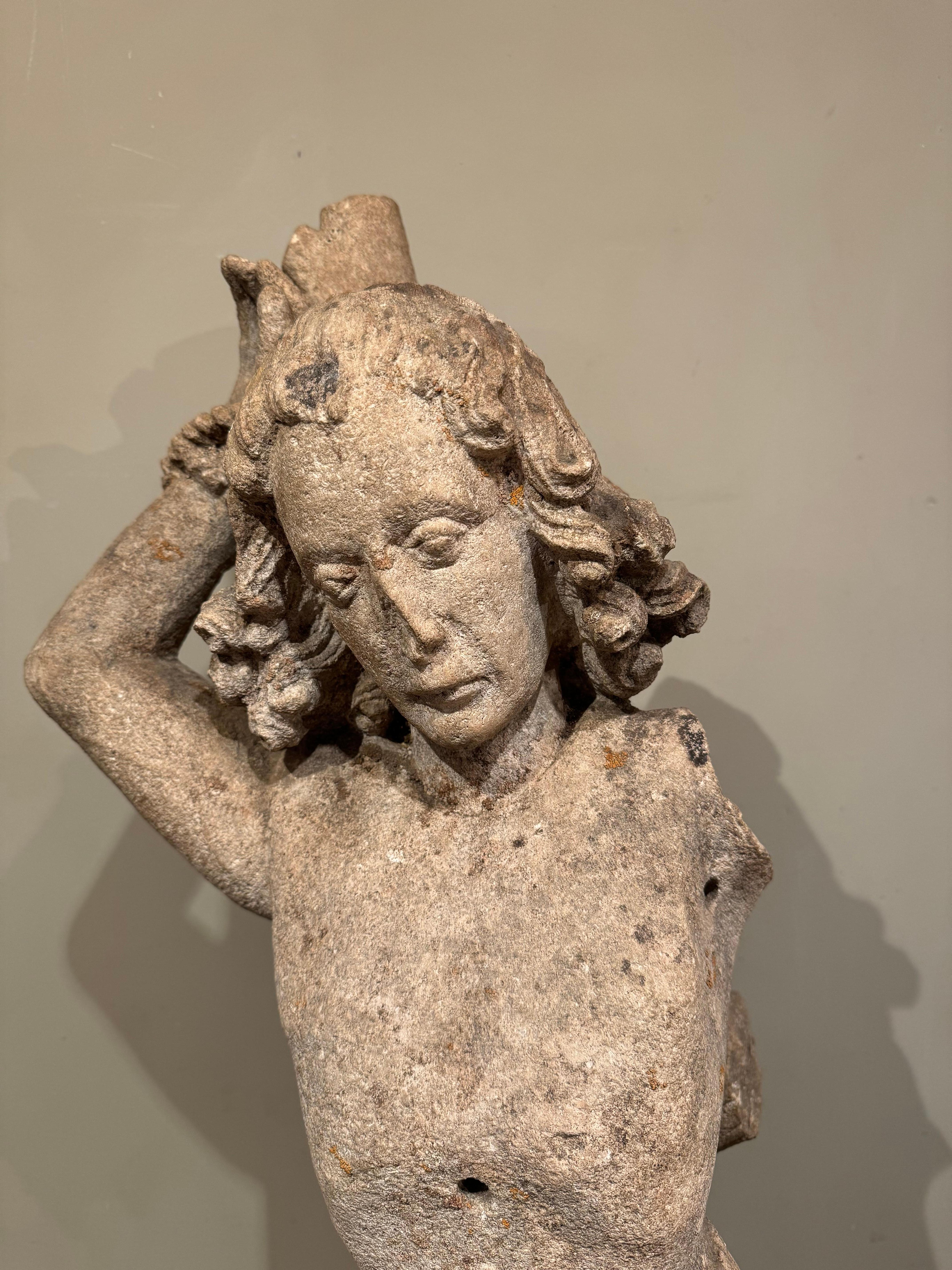Eine rührende, rund geschnitzte Steinstatue des Heiligen Sebastian.
Frankreich, wahrscheinlich Picardie, Ende 15. Höhe: 1,01 m.
Er wurde im späten 3. Jh. in Rom zum Märtyrer und war Befehlshaber der Prätorianergarde unter Diokletian. Der Kaiser