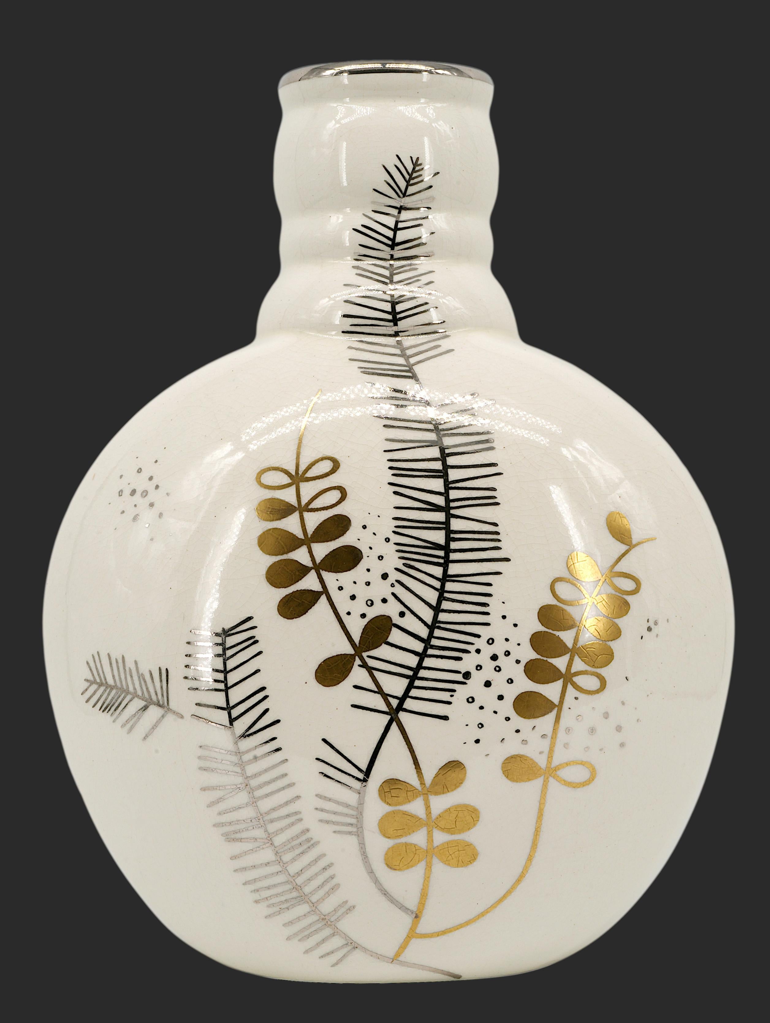 Vase en céramique Art déco de Sainte-Radegonde, France, années 1930. Décor floral stylisé en platine et en vermeil sur une céramique à glaçure craquelée. Hauteur : 13
