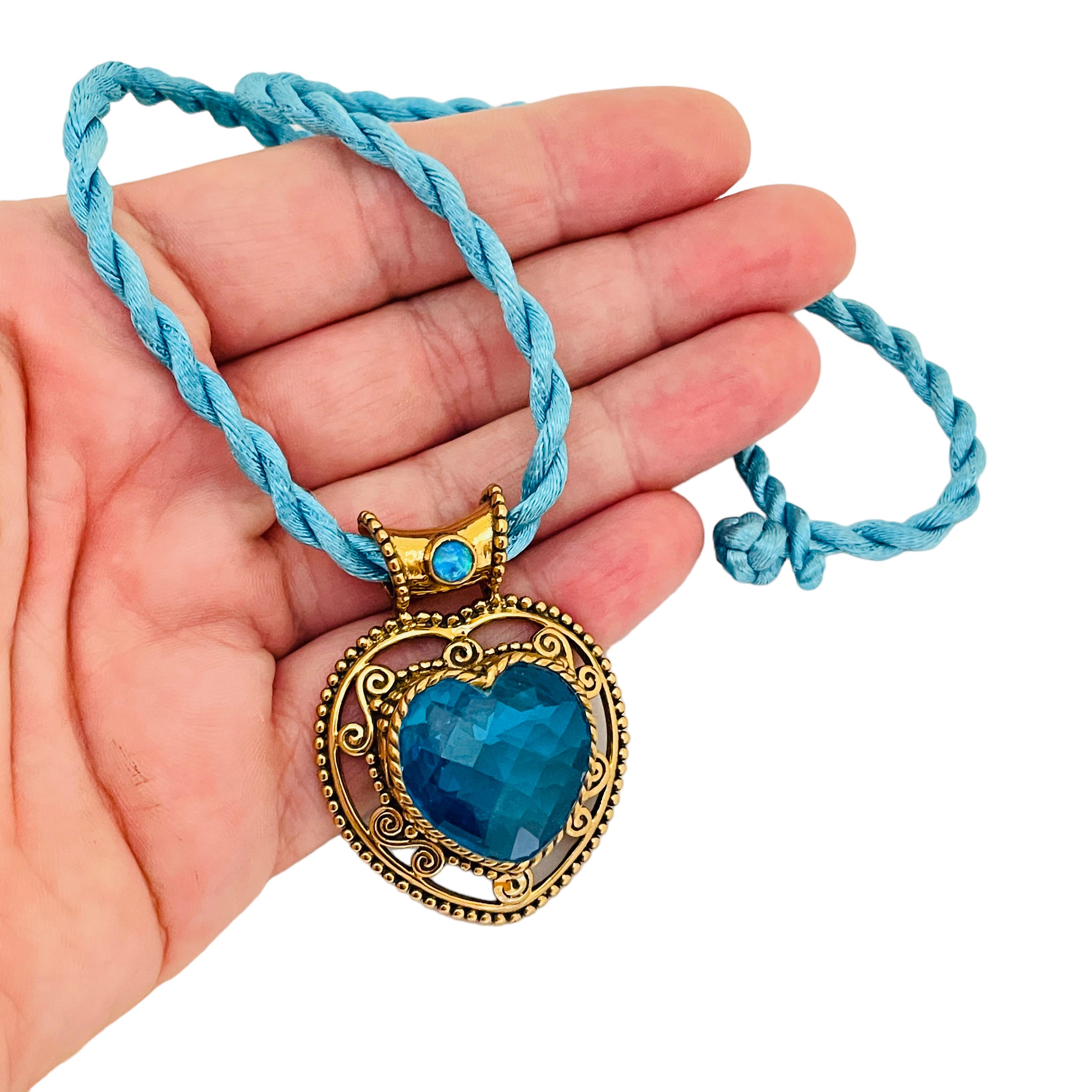 DÉTAILS

• signé SAJEN

• ton or avec verre

• Collier de créateur vintage  

MESURES  

• 

CONDITION

•  très bon état vintage avec peu de signes d'usure 

 Sku 33

❤️❤️   BIJOUX VINTAGE DE CRÉATEURS   ❤️❤️

❤️❤️  ALEXANDER'S BOUTIQUE  ❤️❤️