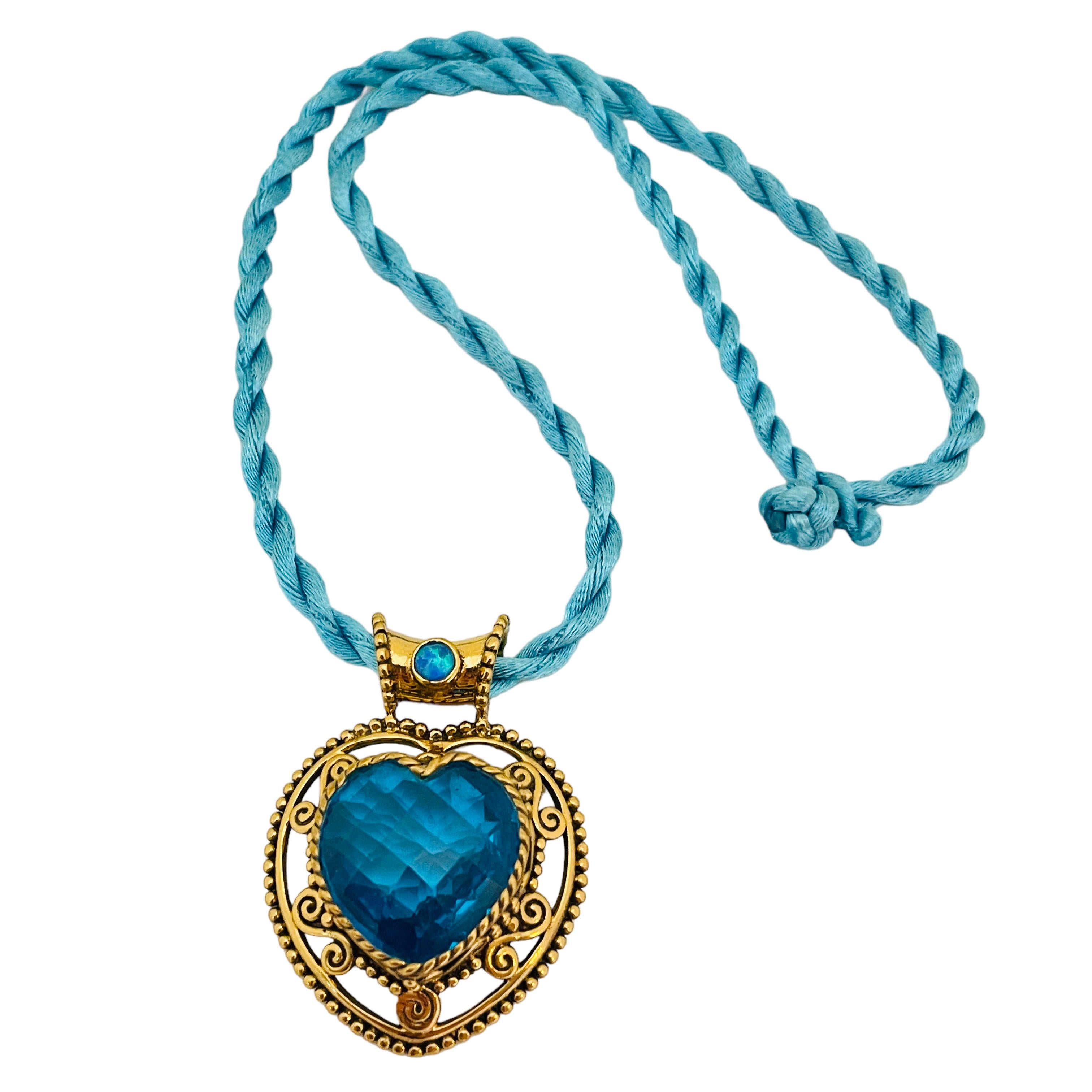 Collier de créateur SAJEN signé vintage en verre doré avec cœur bleu Unisexe en vente