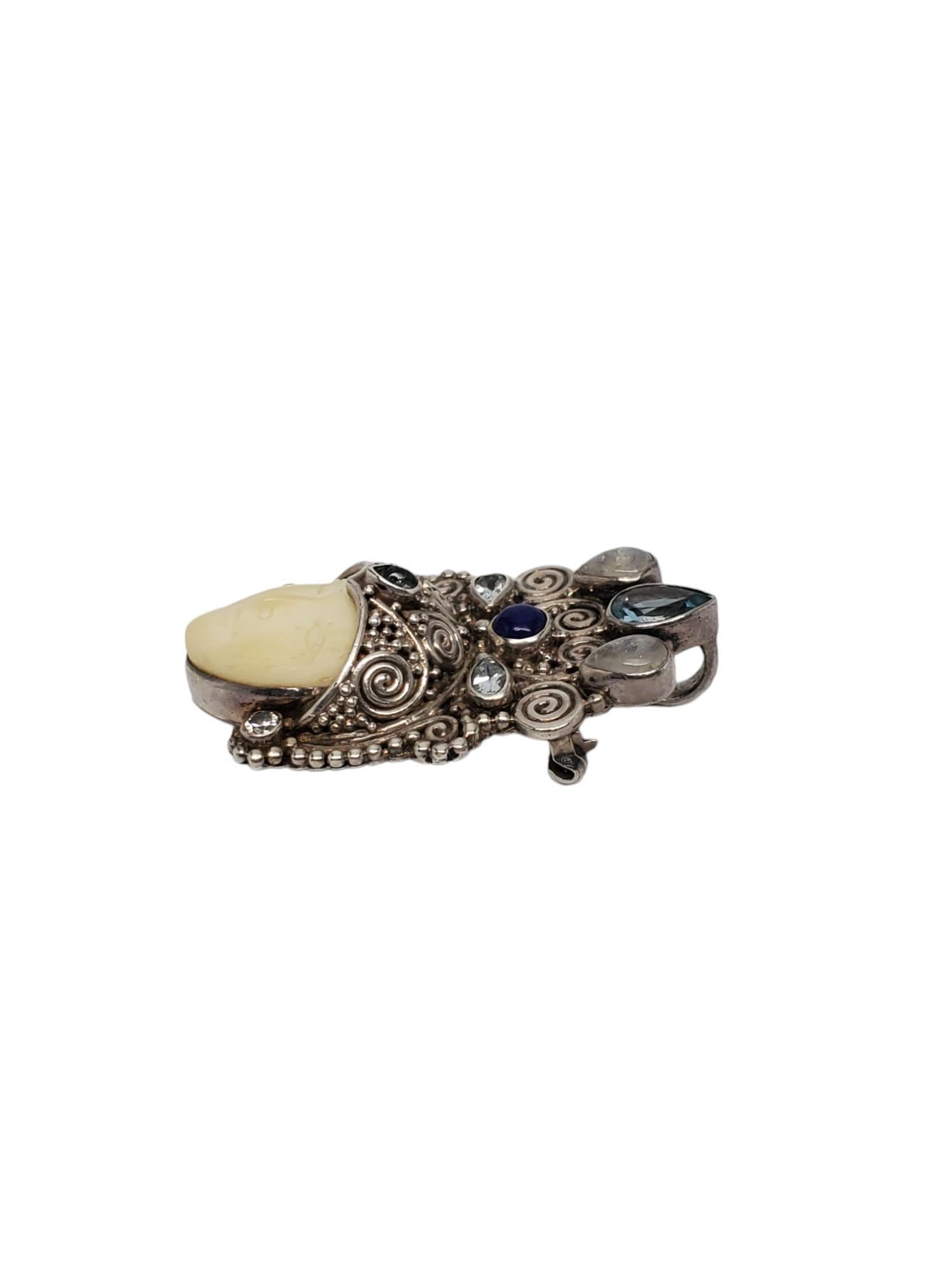 SAJEN Sterling Silver Carved Goddess Pendant/Brooch-

This SAJEN carved goddess pendant/brooch features multicolored gemstones adorning her headdress and is crafted in sterling silver.

Size: 1.8 in. x 1.1 in.

Stamped: SAJEN 925

Weight: 13.4 dwt /