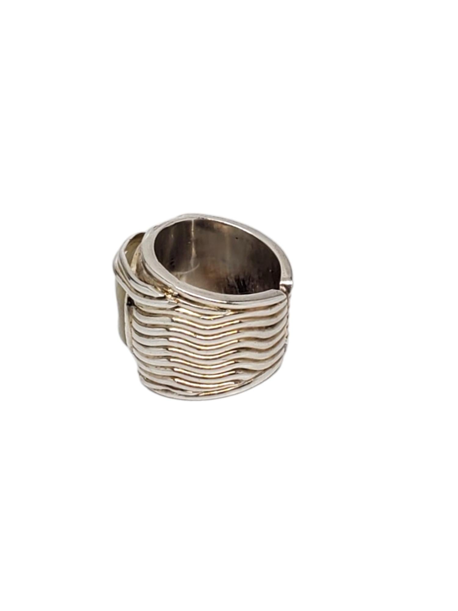 SAJEN Sterling Silver Carved Moon Face Ring Size 5.5

This ring by SAJEN features a  beautifully carved moon face and is set in sterling silver.

Width: 0.7 in.

Shank: 0.4 in.

Size: 5.5

Stamped: SAJEN 925

Weight: 9.4 dwt / 14.7 gr.

Very good