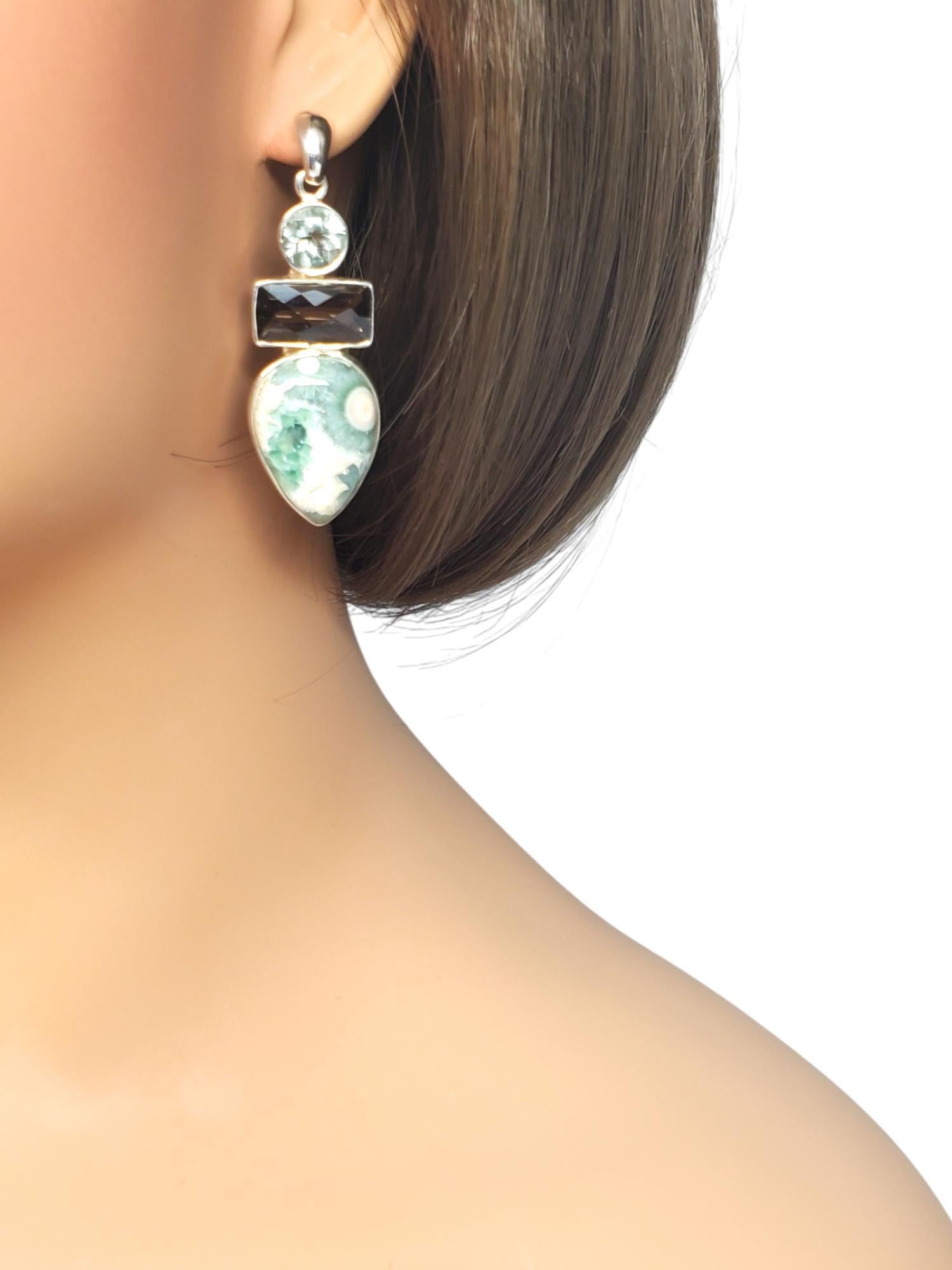 Sajen, boucles d'oreilles pendantes en argent sterling et pierres précieuses en forme de poire #19525 en vente 3