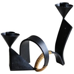 Sakoni:: bougeoir sculptural:: acier forgé peint en noir:: Cane Denmark:: 1950s