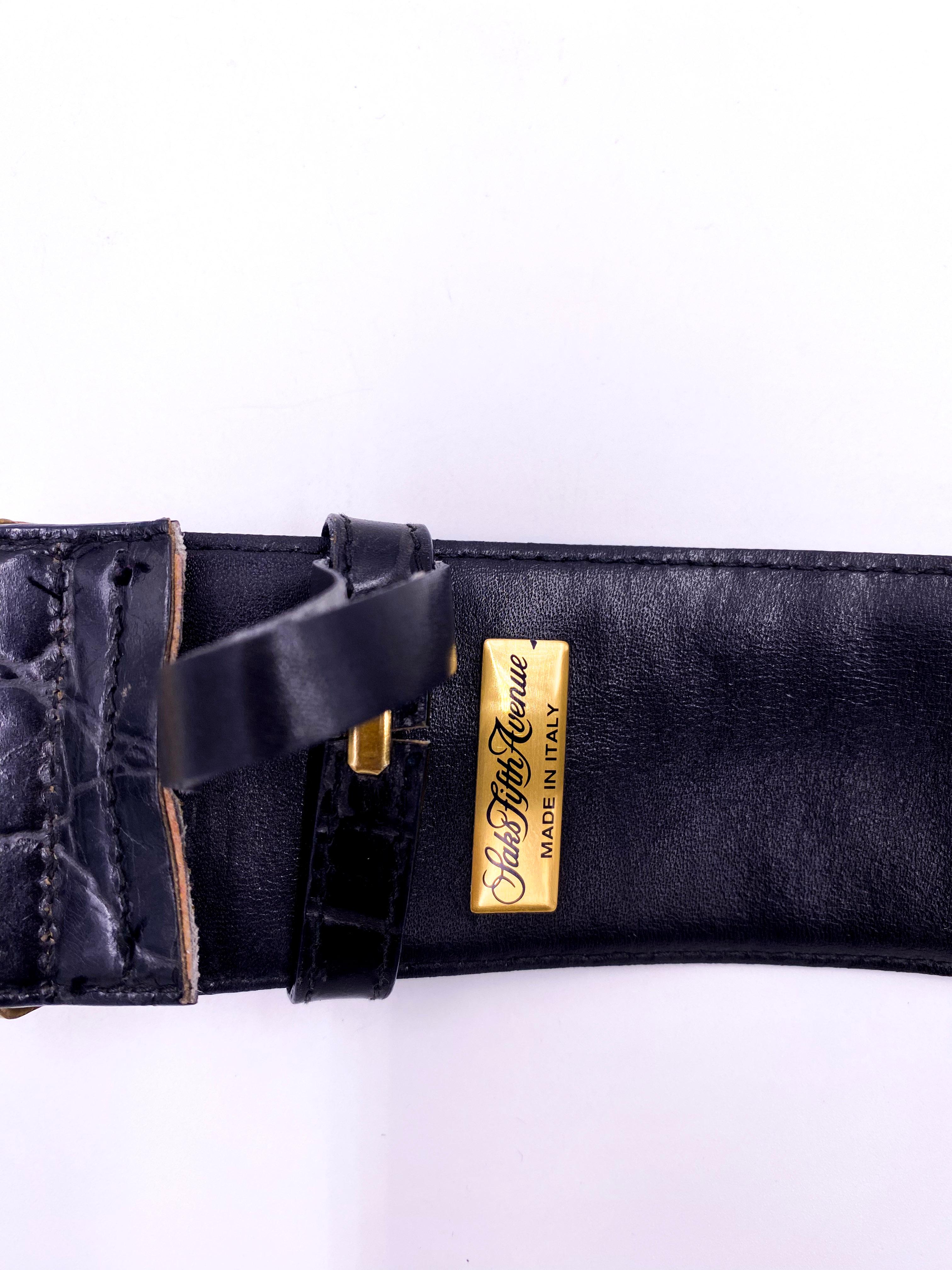 Cintura con fibbia dorata grande in pelle nera di Saks Fifth Ave In condizioni buone in vendita a Los Angeles, CA