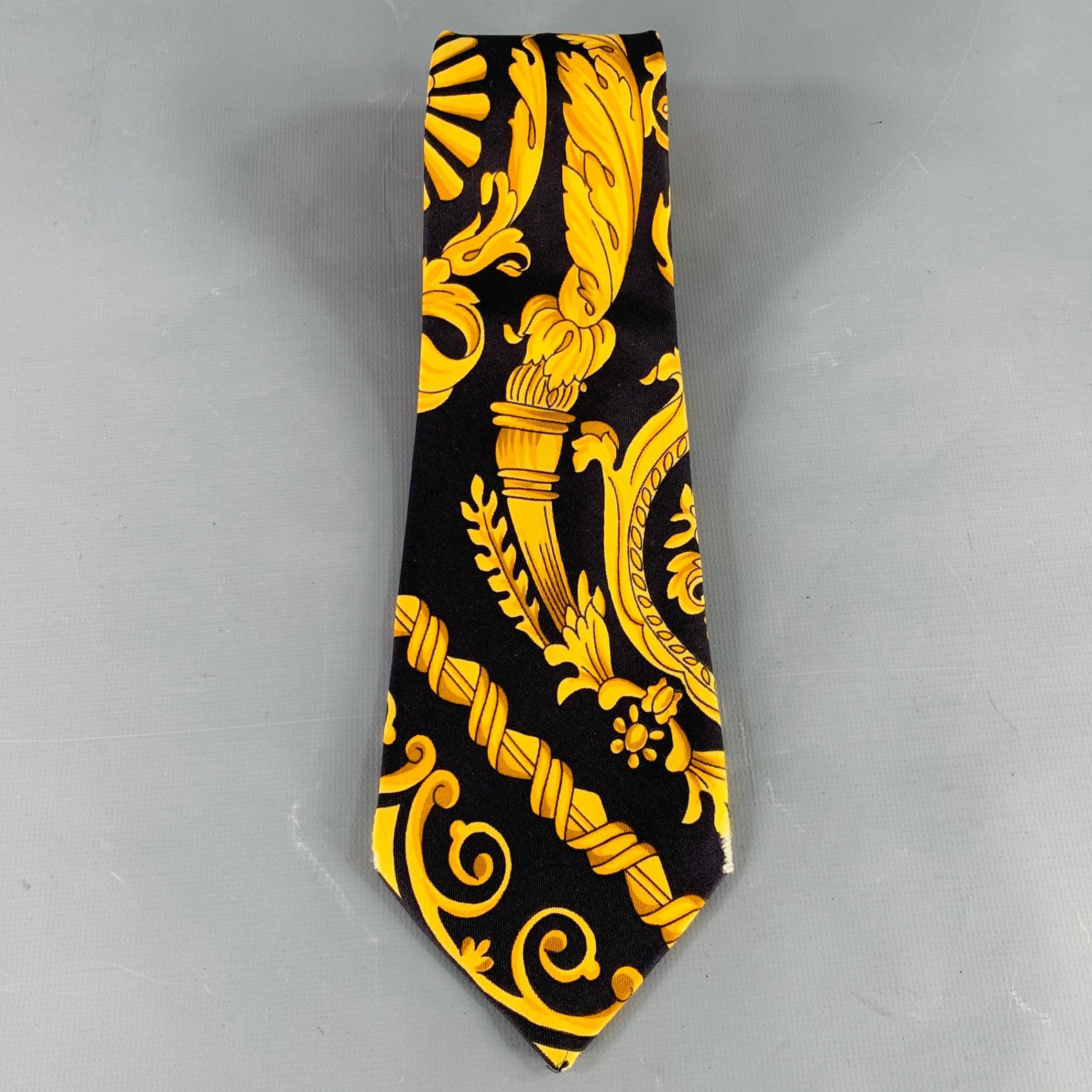 SAKS FIFTH AVENUE necktie
in a black and gold silk featuring a baroque pattern. Made in Italy.Good Pre-Owned Condition. Moderate signs of wear on corners.Width: 3.5 inches Length: 59.5 inches 
  
  
 
Sui Generis Reference: 136911
Category:
