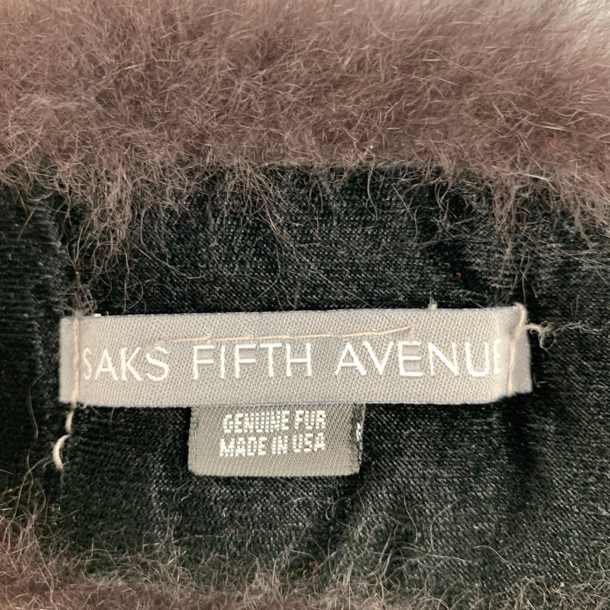 SAKS FIFTH AVENUE
neck scarf in a brown fur fabric.Very Good Pre-Owned Condition. 

Measurements: 
  24 inches  x 5 inches 
  
  
 
Reference: 126556
Category: Scarves & Shawls
More Details
    
Brand:  SAKS FIFTH AVENUE
Color:  Brown
Material: 