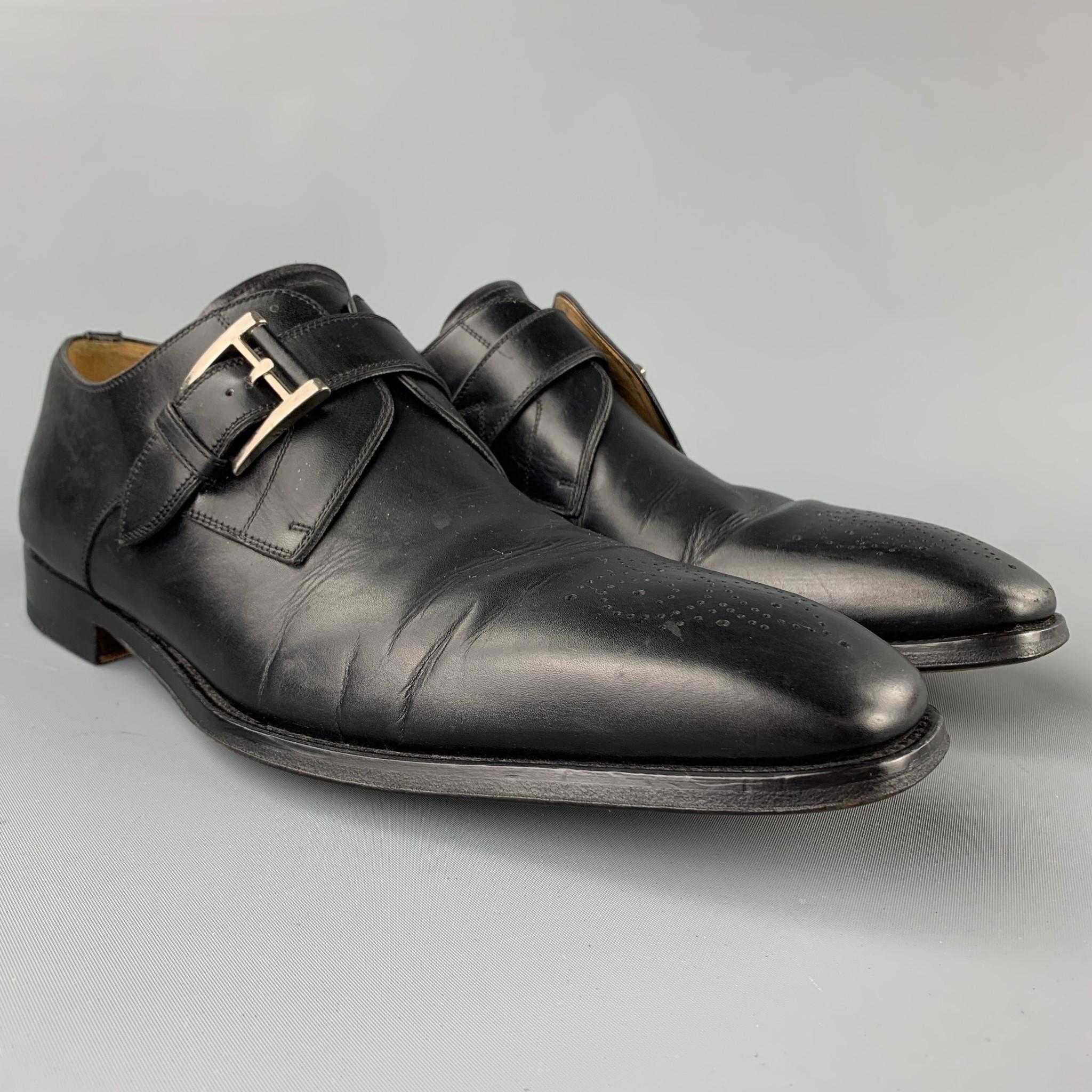 SAKS FIFTH AVENUE by MAGNANNI Slipper aus schwarzem, perforiertem Leder mit Mönchsriemen, quadratischer Spitze und Holzsohle. Hergestellt in Spanien.

Sehr guter gebrauchter Zustand.
Gekennzeichnet: 15280 11.5 M

Abmessungen:

12,5 in. x 4 in.