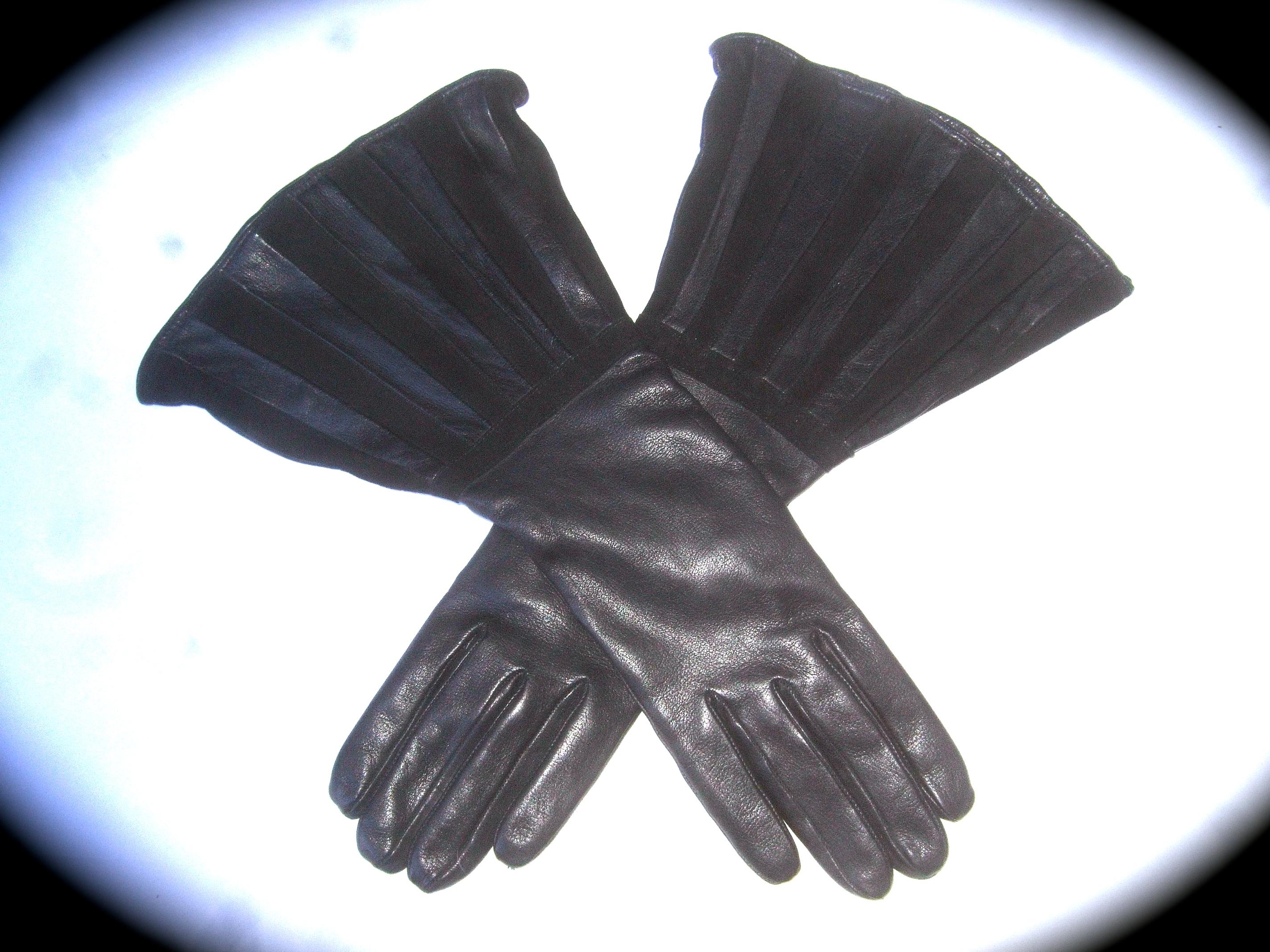 Saks Fifth Avenue Chic Avant-Garde Black Leather & Suede Trim Gloves c 1980s In Good Condition In University City, MO