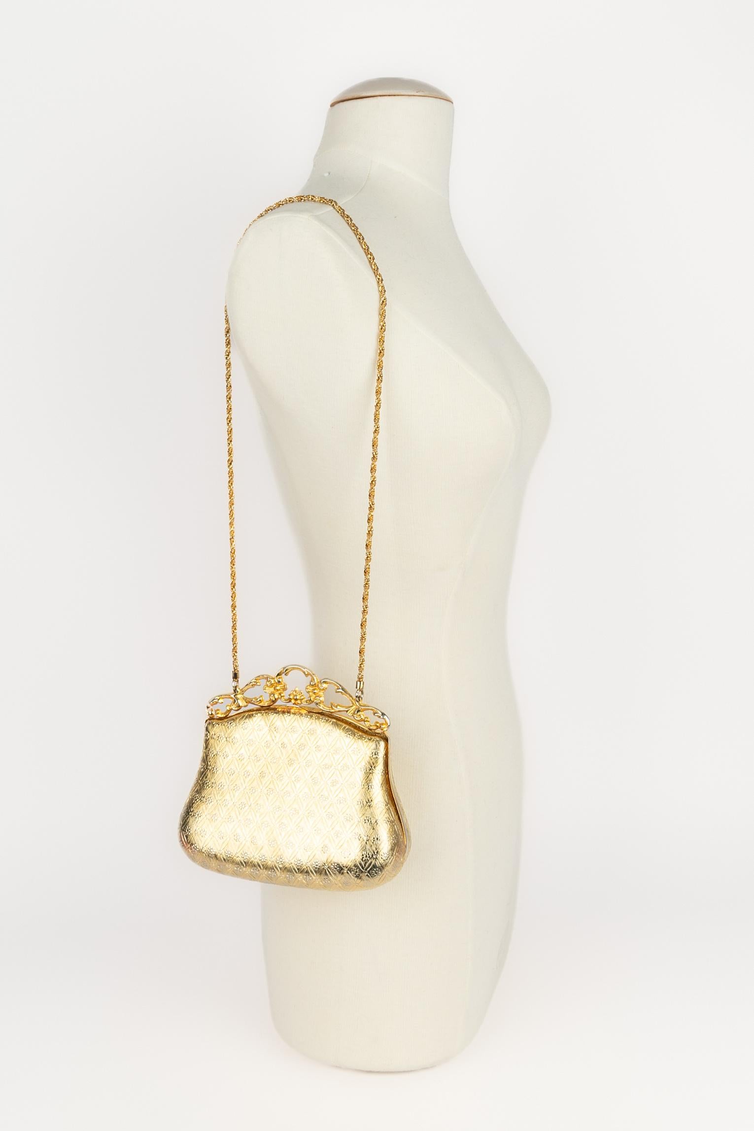SAKS FIFTH AVENUE - (Made in Italy) Golden metal bag with a Saks Fifth Avenue signature on the handle.

Condition:
Very good condition

Dimensions:
Height: 13 cm - Width: 18 cm - Depth: 6 cm - Handle: 72 cm

SKU:S333