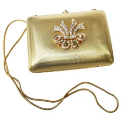 Saks Fifth Avenue in metallo dorato italiano  Minaudiere con medaglione di cristallo, anni '80 circa