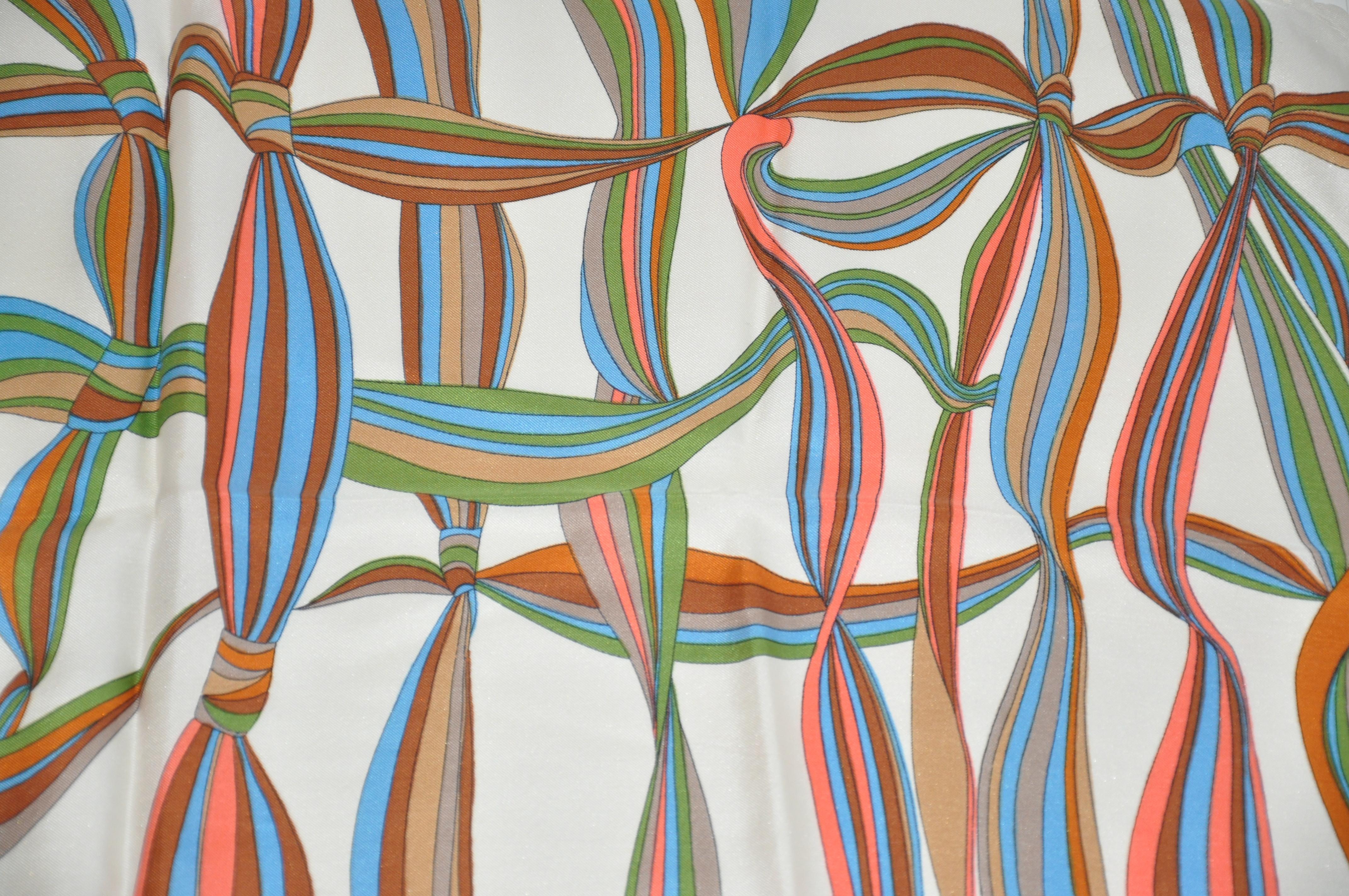 Saks Fifth Avenue Mehrfarbiger Seidenschal „Woven Ribbons“ mit gewebten Bändern im Zustand „Gut“ im Angebot in New York, NY