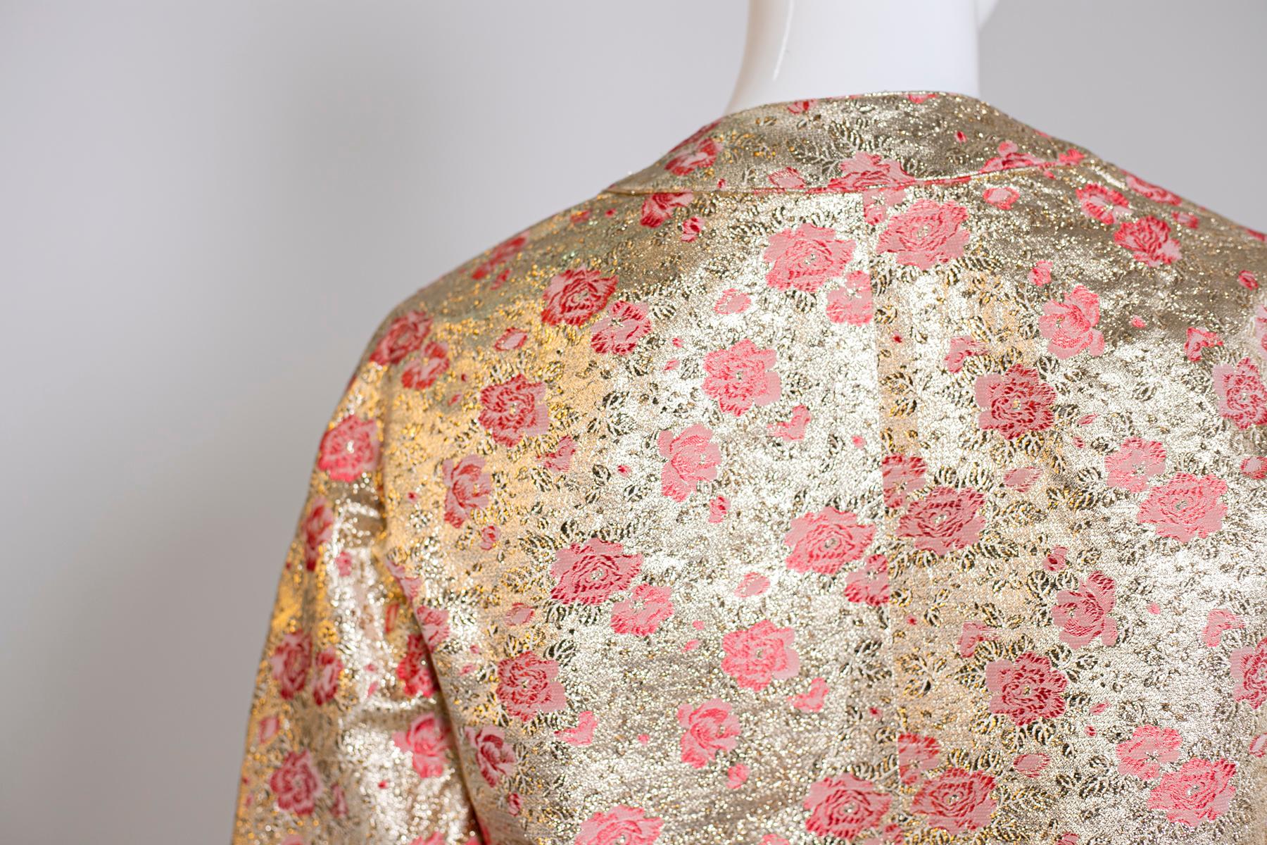 Abrigo rosa vintage con detalles dorados, Saks Fifth Avenue Nueva York en Bueno estado para la venta en Milano, IT