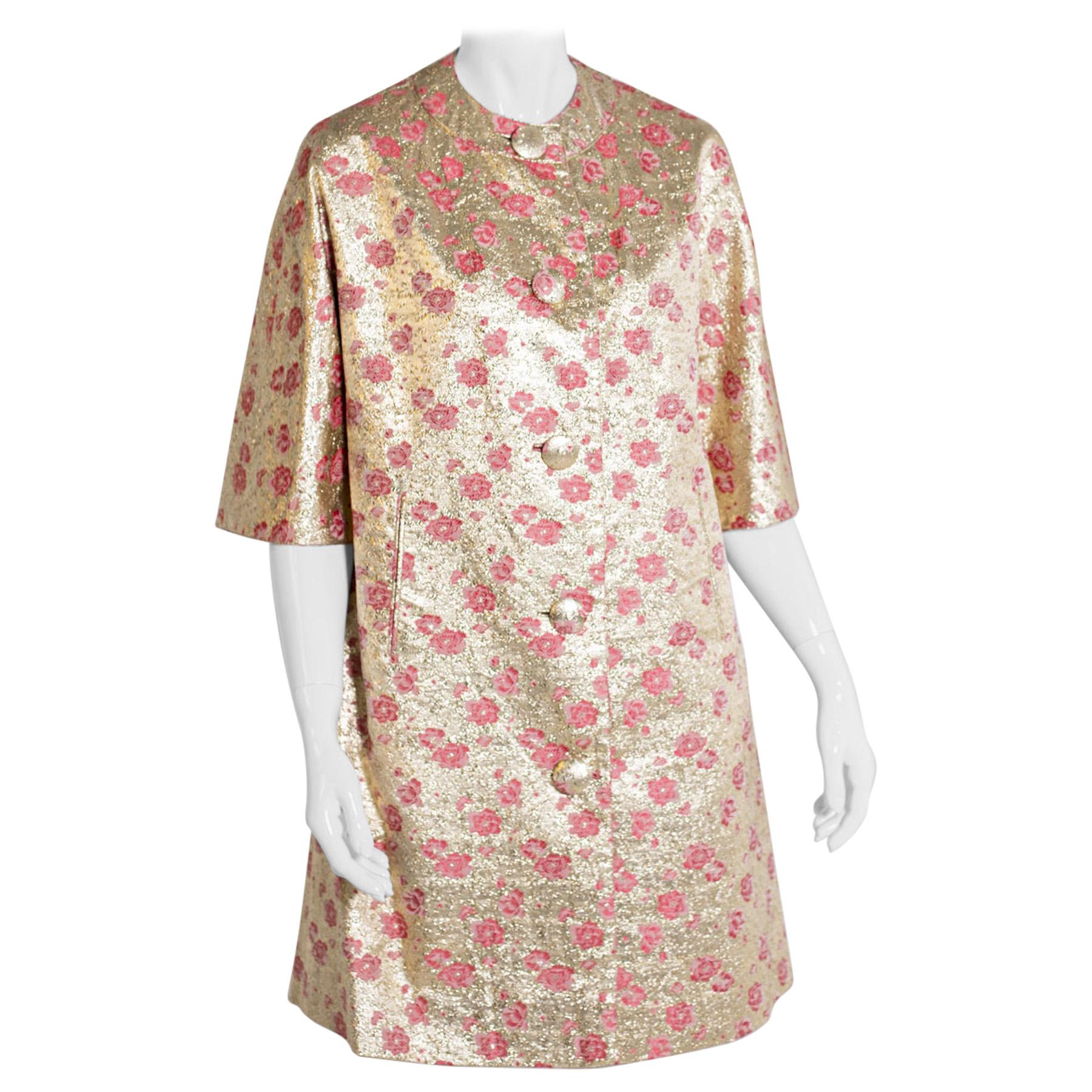 Abrigo rosa vintage con detalles dorados, Saks Fifth Avenue Nueva York en venta