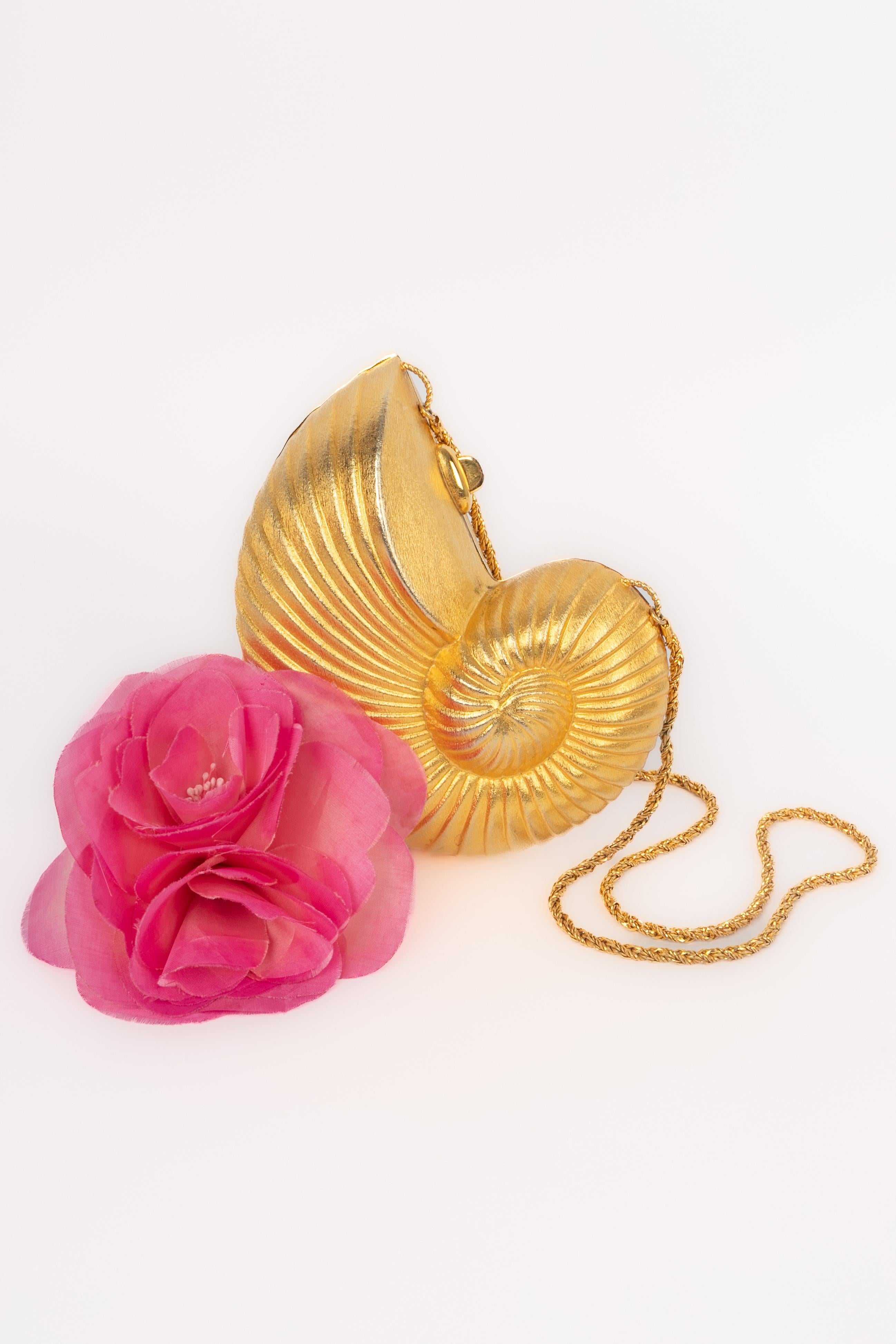 SAKS FIFTH AVENUE - (Made in Italy) Golden metal shell evening bag. Signature inside. Twisted chain.

Condition:
Very good condition

Dimensions:
Length: 15 cm - Width: 14 cm - Height: 8 cm

SKU:S239