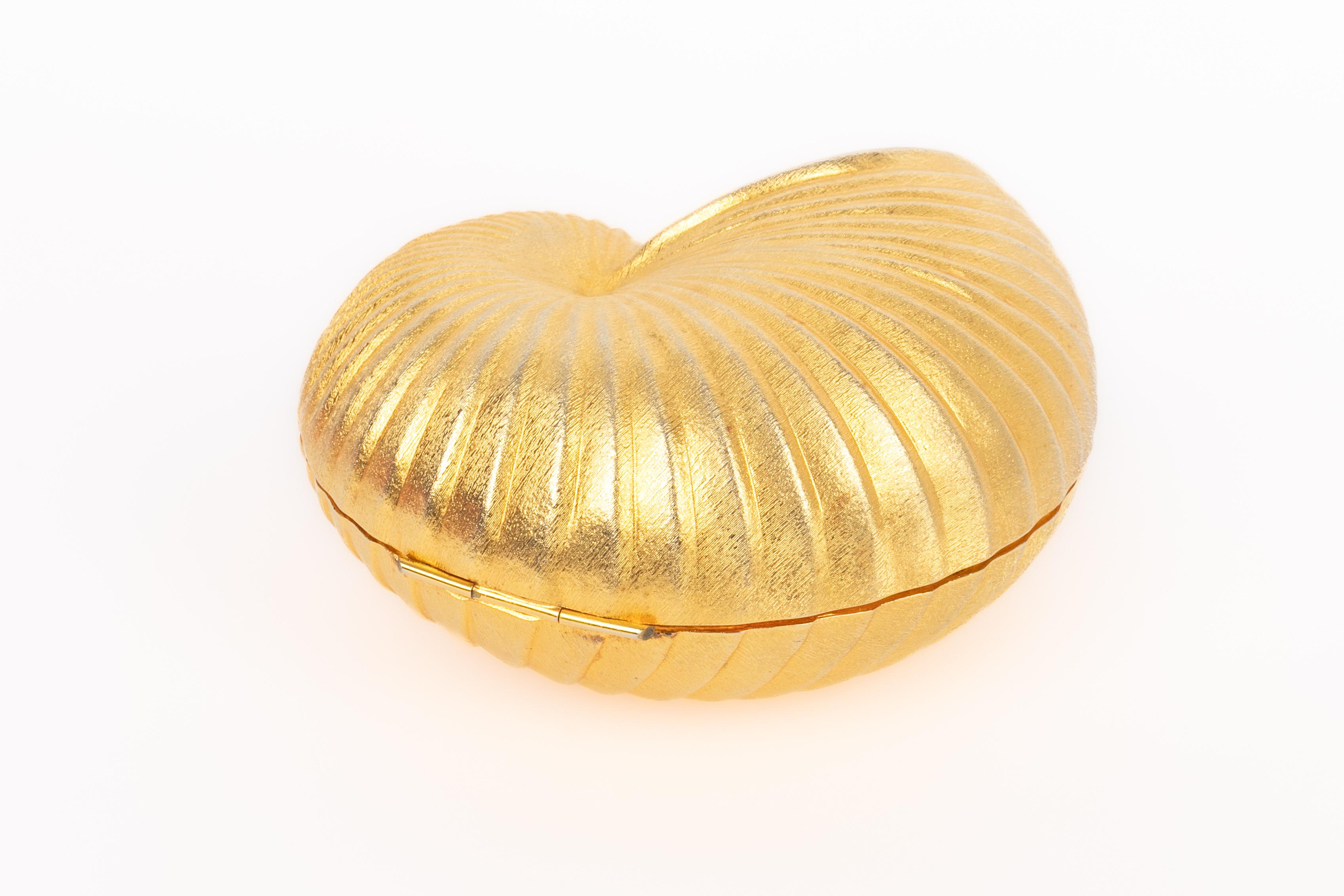 Saks Fifth Avenue shell bag For Sale 1