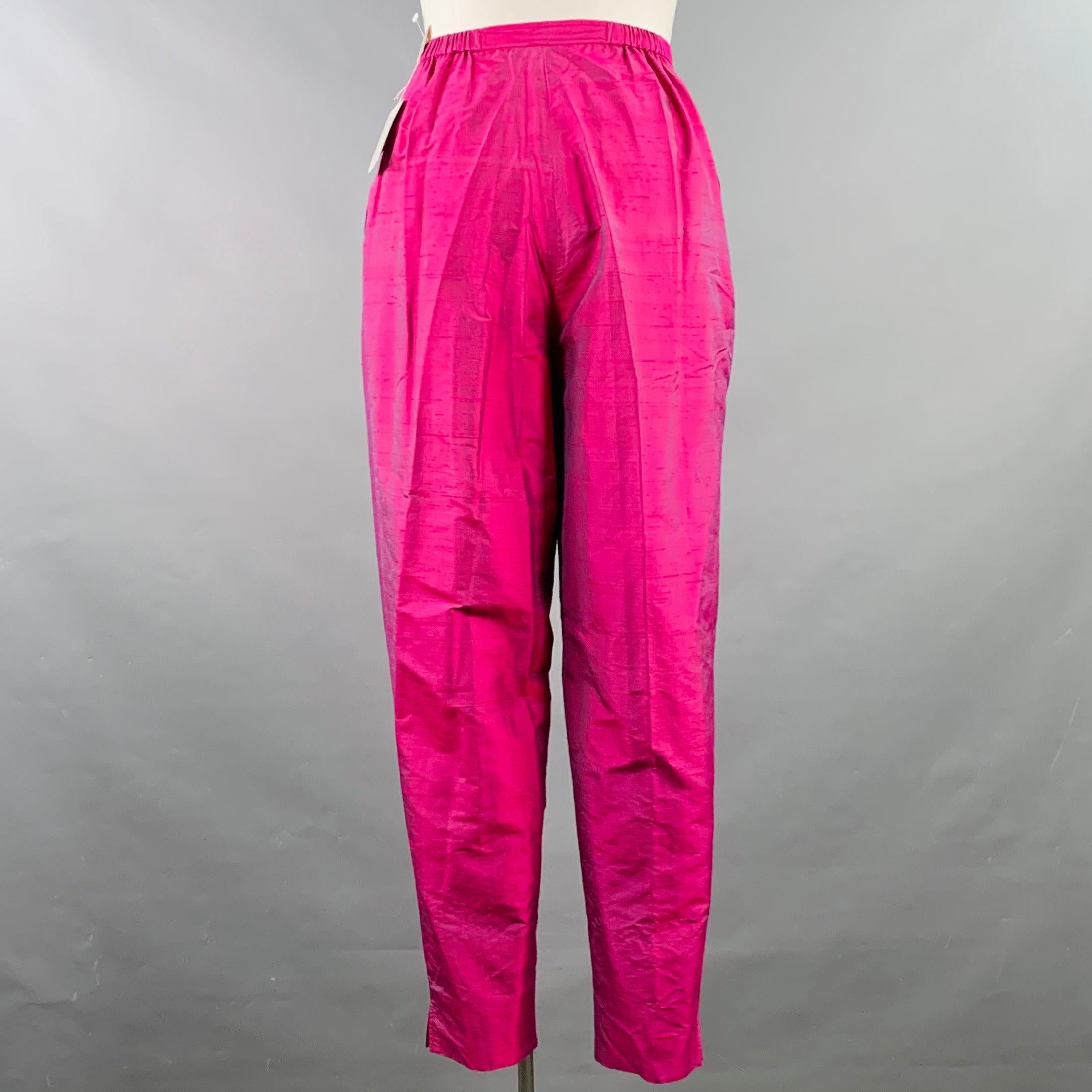Pantalones de vestir vintage SAKS FIFTH AVENUE
en shantung de seda rosa fucsia, con pernera cónica y cierre de cremallera lateral. Excelente estado de segunda mano con etiquetas. 

Marcado:   12 

Medidas: 
  Cintura: 29 - 33 pulgadas Altura: 13