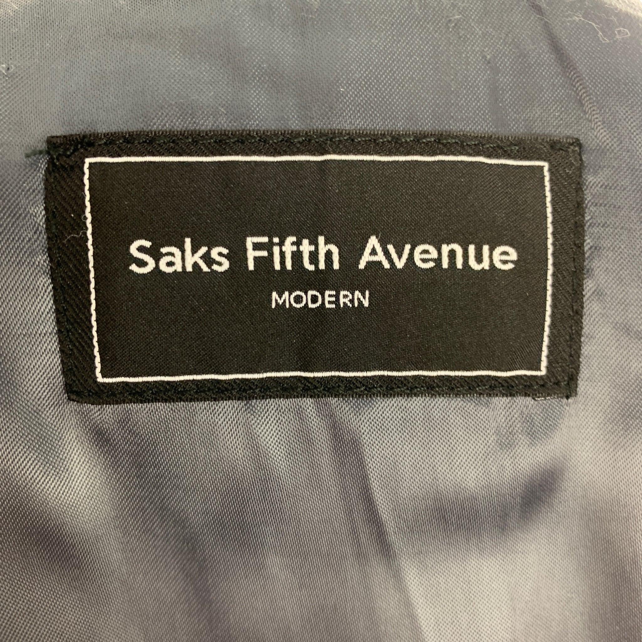 Saks Fifth Avenue Taille 40 Manteau en laine mélangée à carreaux gris marine en vente 1