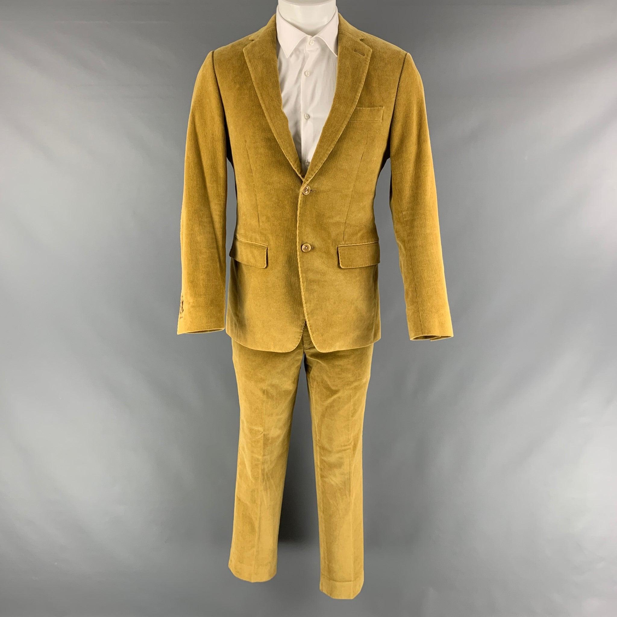 Le costume SAKS FIFTH AVENUE MODERN est en velours côtelé jaune avec une doublure complète et comprend un manteau de sport à un seul boutonnage avec un revers à cran et un pantalon assorti à devant plat. 

Marqué :   40 

Mesures : 
  -VesteEpaule :