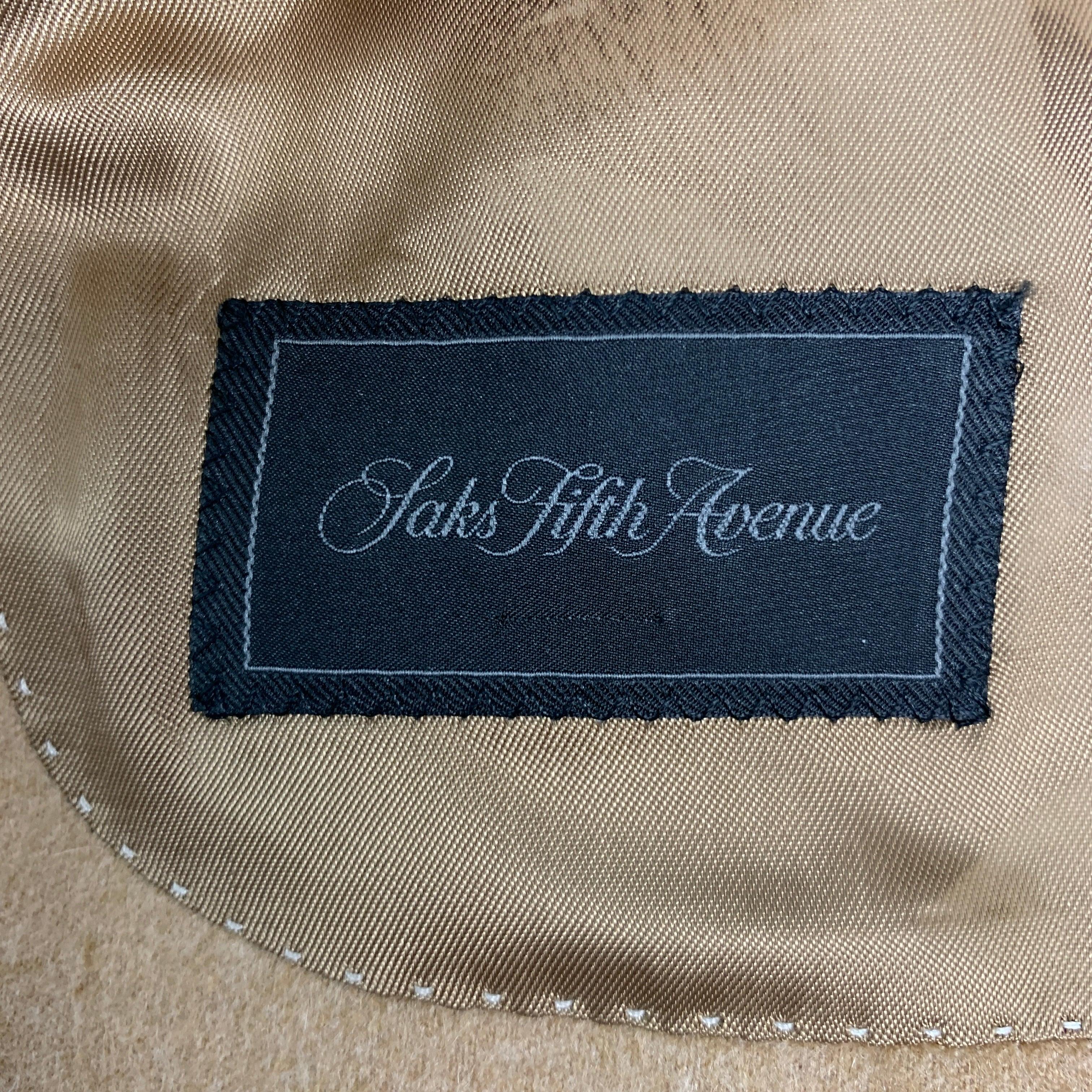 SAKS FIFTH AVENUE - Manteau de sport à revers en cachemire brun clair, taille 44 en vente 1