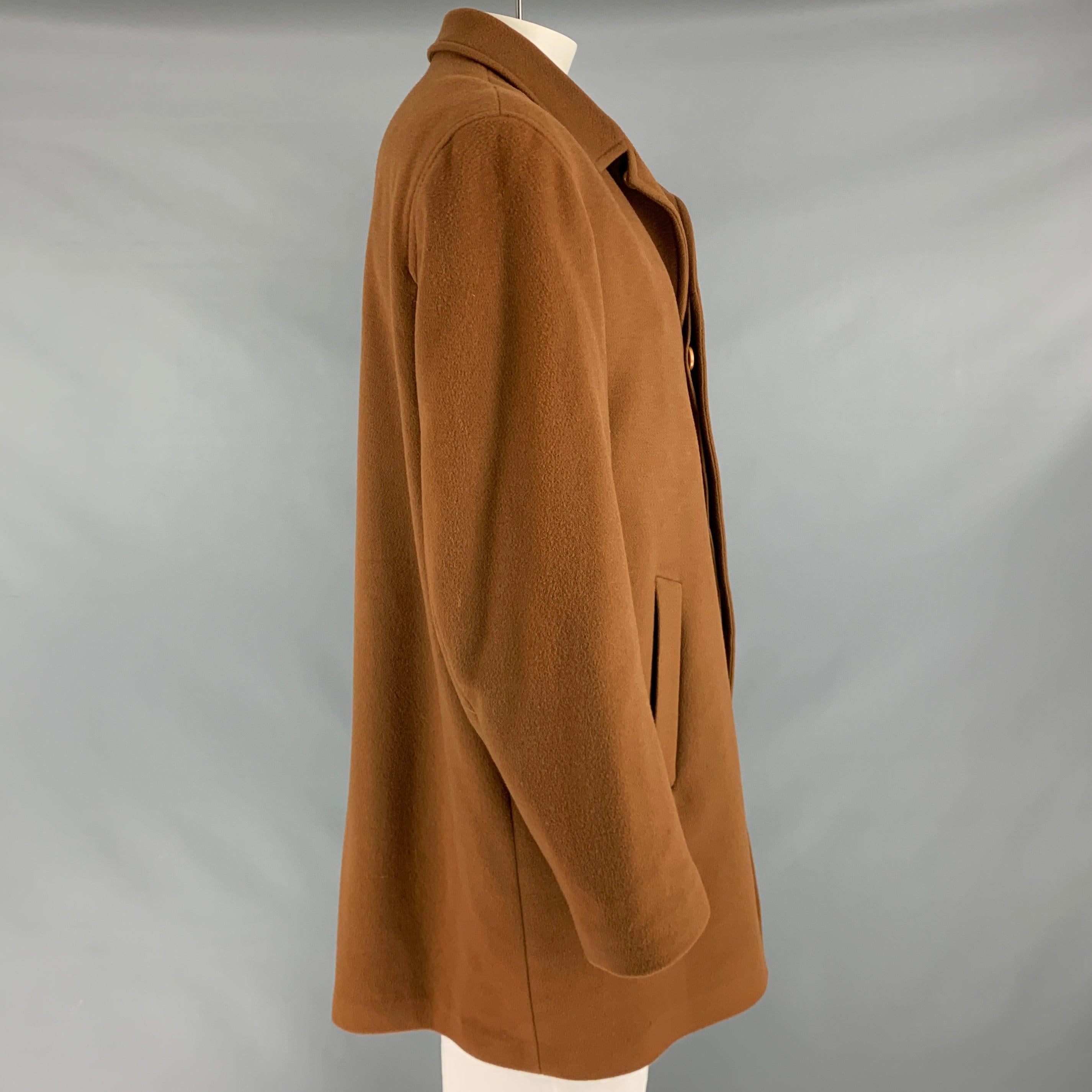 SAKS FIFTH AVENUE coat
in
a tan wool cashmere blend fabric featuring a single-breasted style, two exterior pockets, and hidden button closure. Made in Italy.Very Good Pre-Owned Condition. Moderate signs of wear. 

Marked:   58R 

Measurements: 

