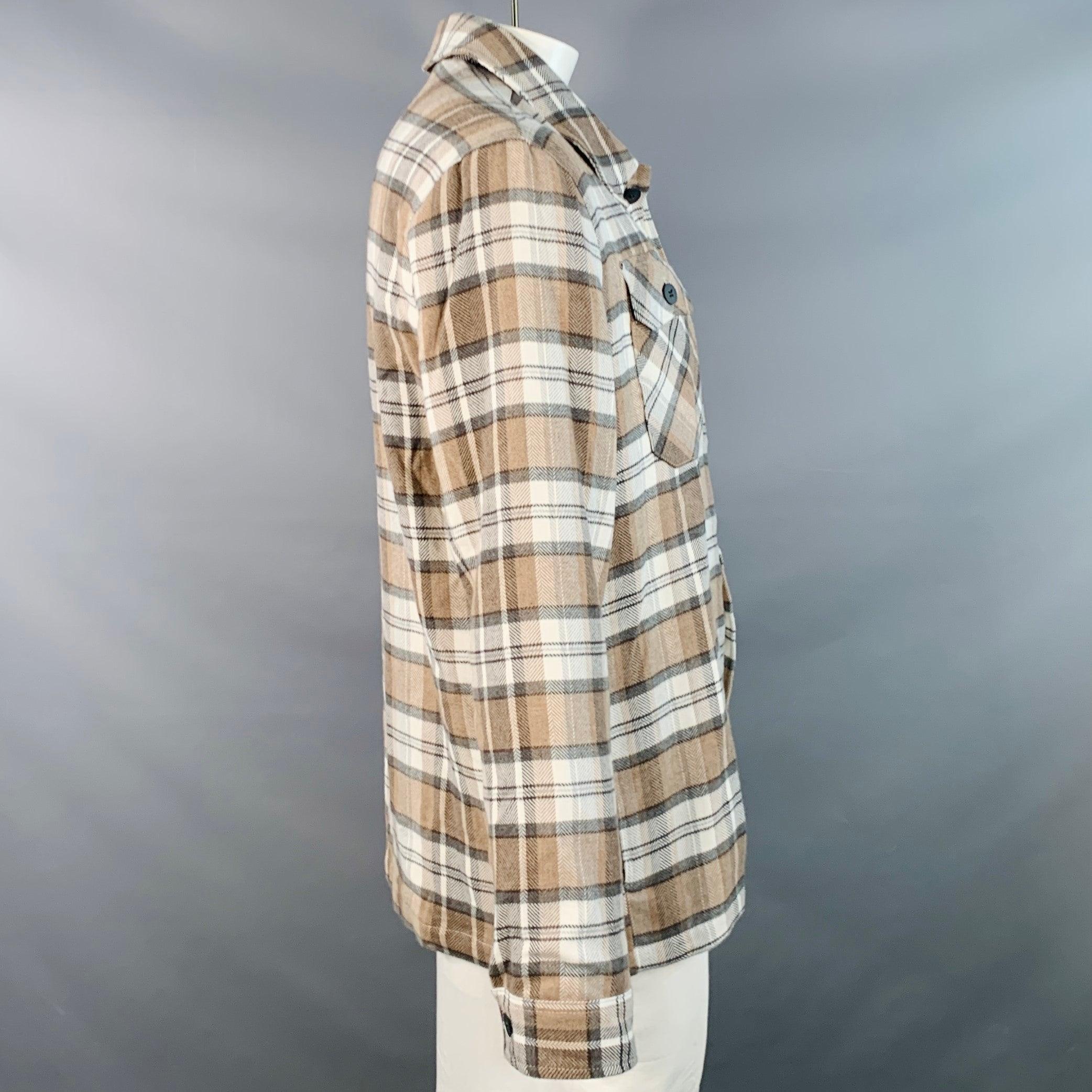 Giacca-camicia Saks Fifth Avenue
in tessuto di cotone marrone, grigio e crema con motivo a quadri, due tasche con patta e chiusura con bottoni. Made in Italy. Eccellente condizione di usato. 

Contrassegnato:   L 

Misure: 
 
Spalla: 19,5 pollici