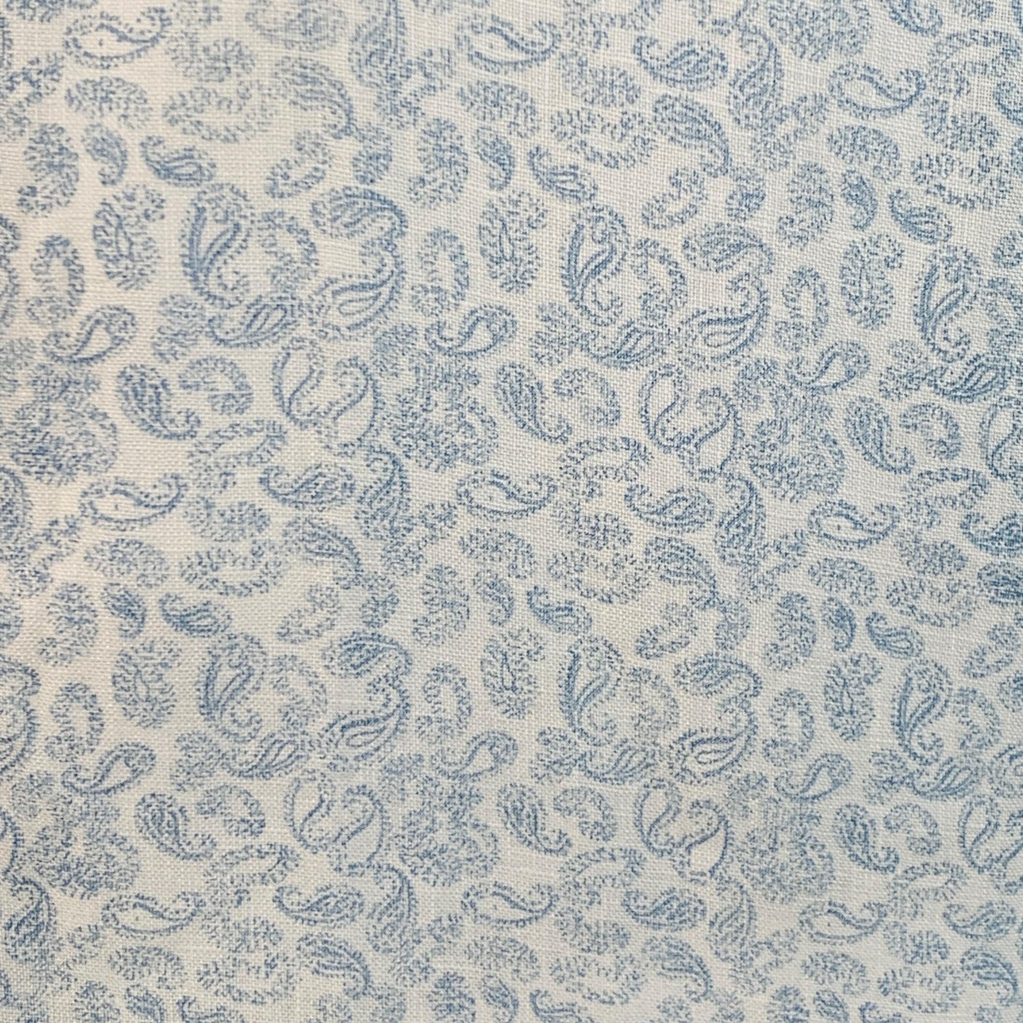 BLUE by SAKS FIFTH AVENUE chemise à manches courtes
en lin tissé blanc et bleu, avec un motif cachemire, une poche et une fermeture à boutons. Très bon état d'origine. Marque modérée, mais difficile à voir, au dos. 

Marqué :   L 

Mesures : 

