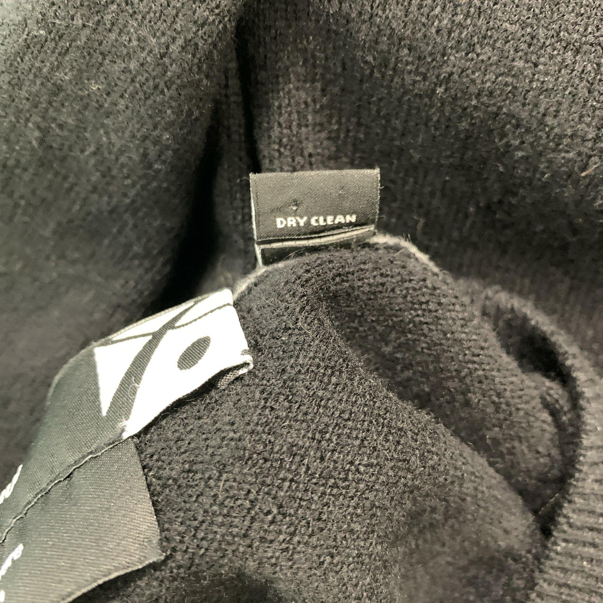 SAKS FIFTH AVENUE Size M Black Cashmere V-Neck Pullover For Sale 2