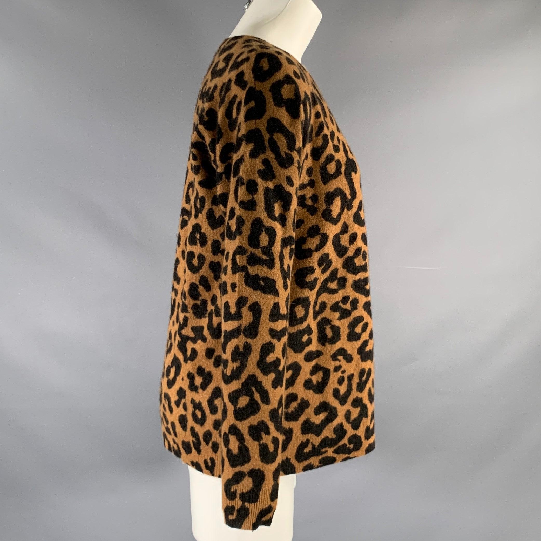 SAKS FIFTH AVENUE Pullover aus schwarzem und braunem Kaschmir mit Tiermotiven, überschnittener Schulter und Rundhalsausschnitt.Sehr guter, gebrauchter Zustand. 

Markiert:   S 

Abmessungen: 
 
Schulter: 25 Zoll Brustkorb: 44 Zoll Ärmel: 19 Zoll