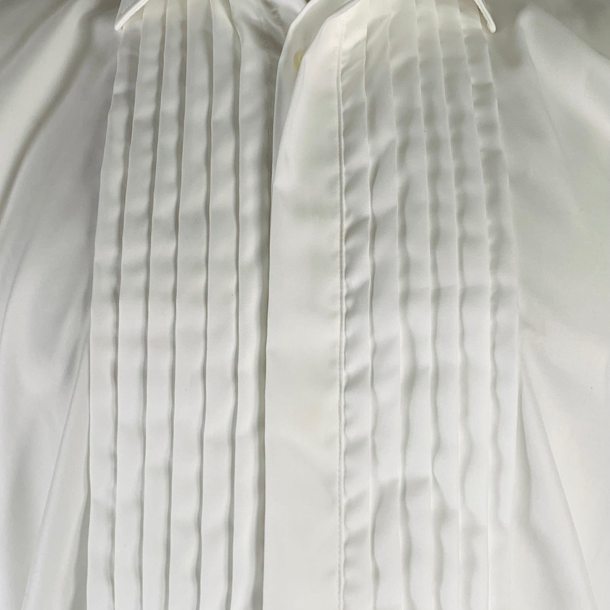 FOR SAKS FIFTH AVENUE
camicia a maniche lunghe in tessuto di cotone bianco con vestibilità slim, pieghe sul davanti, polsini alla francese e chiusura con bottoni. 

Contrassegnato:   16.5 

Misure: 
 
Spalla: 17 pollici Petto: 48 pollici Manica: