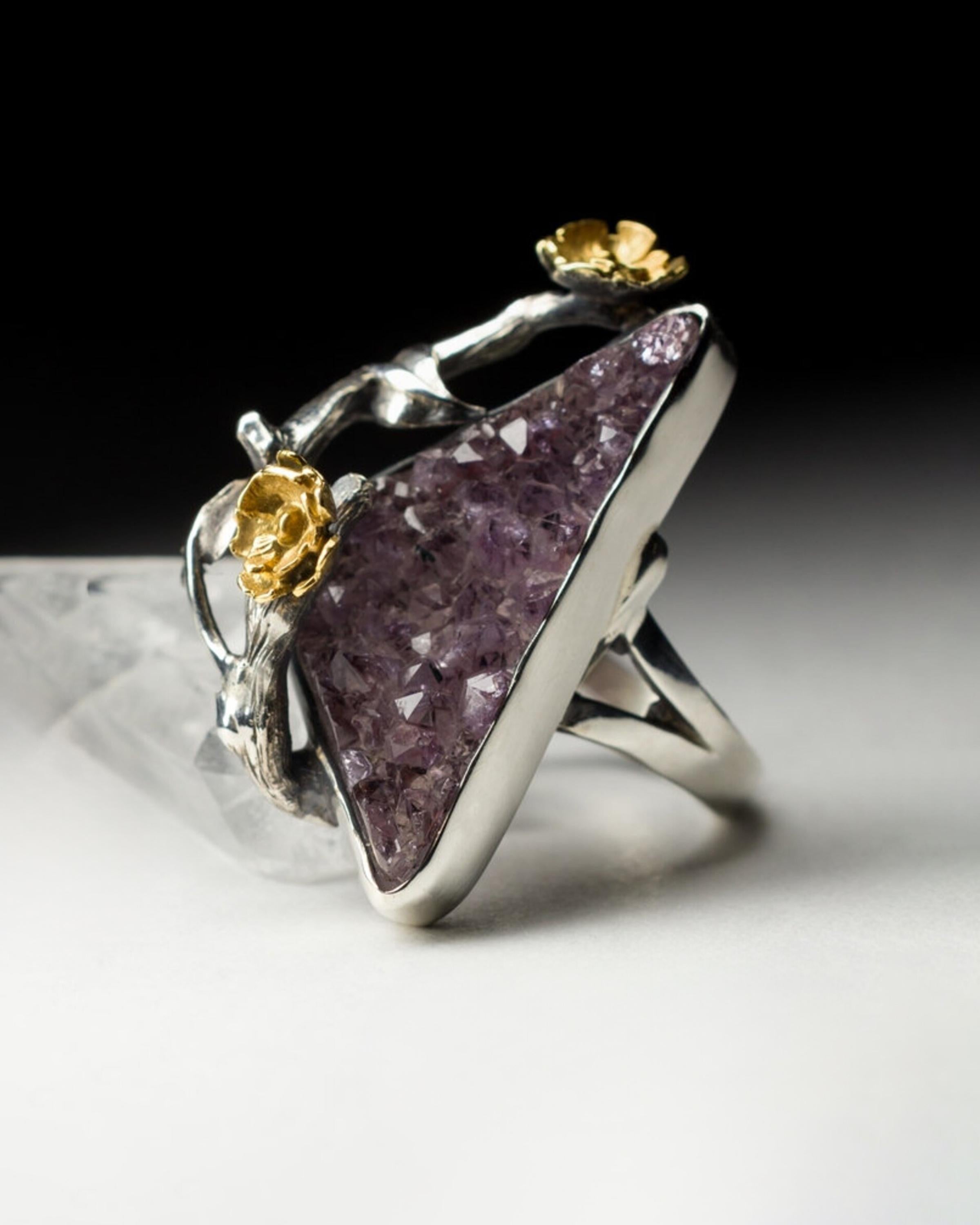 Anello in argento graffiato dal design Sakura con cristalli naturali di Ametista
cristallo originale - Brasile
Peso dell'anello - 8,7 grammi
misura dell'anello - 7,5 US 
Le dimensioni della gemma sono 0,28 x 0,67 x 1,18 in / 7 x 17 x 30 mm