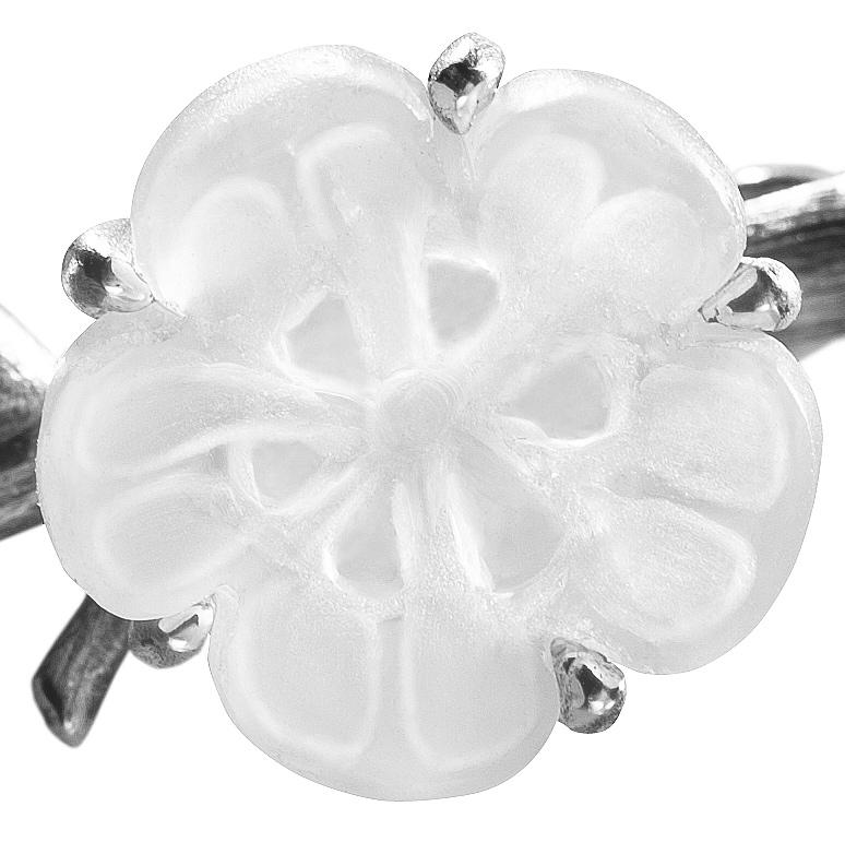 Artiste Boucles d'oreilles contemporaines Sakura en argent avec fleurs en cristal de roche de l'artiste en vente