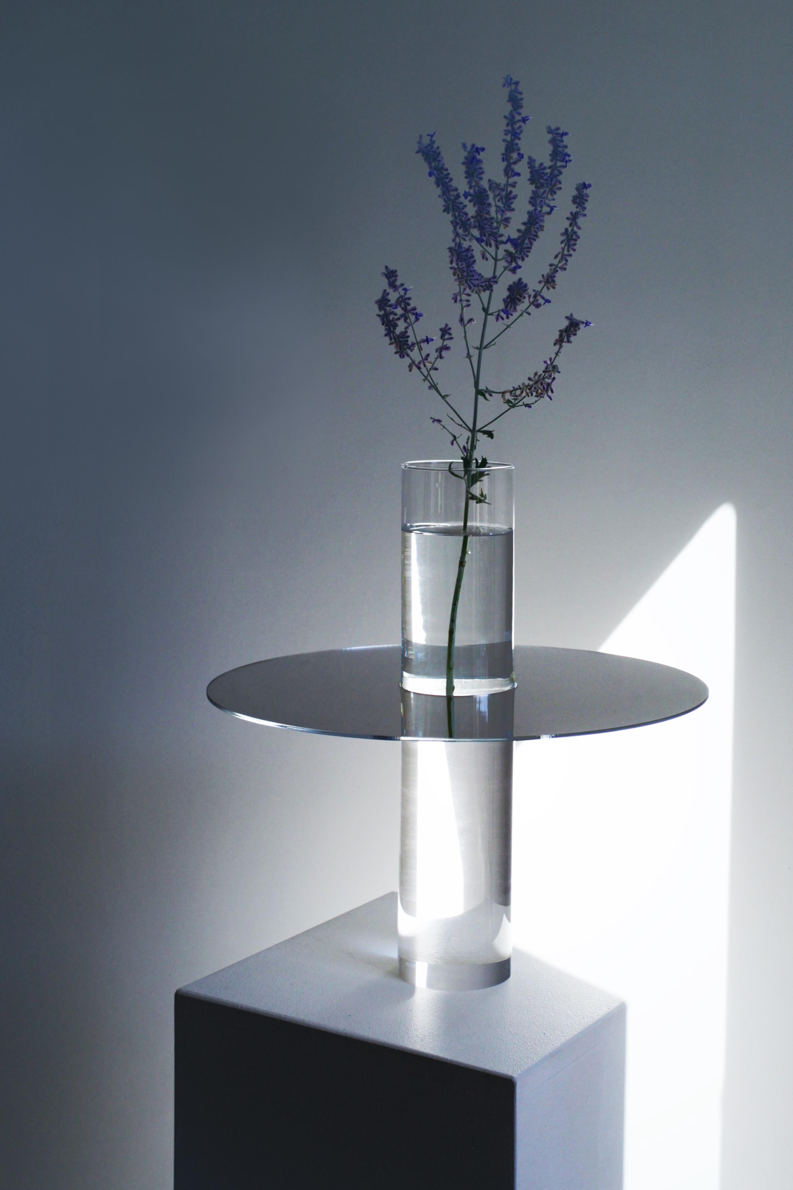 Vase Sakura Enigmatic d'Arturo Erbsman
Fait à la main, Edition limitée, Signé et numéroté
Dimensions : Taille1 : 29 x 28 x 29 cm, Taille2 : 39 x 40 x 39 cm
Matériaux : Verre acrylique et miroir / récipient en verre

Fidèle à son nom, le vase