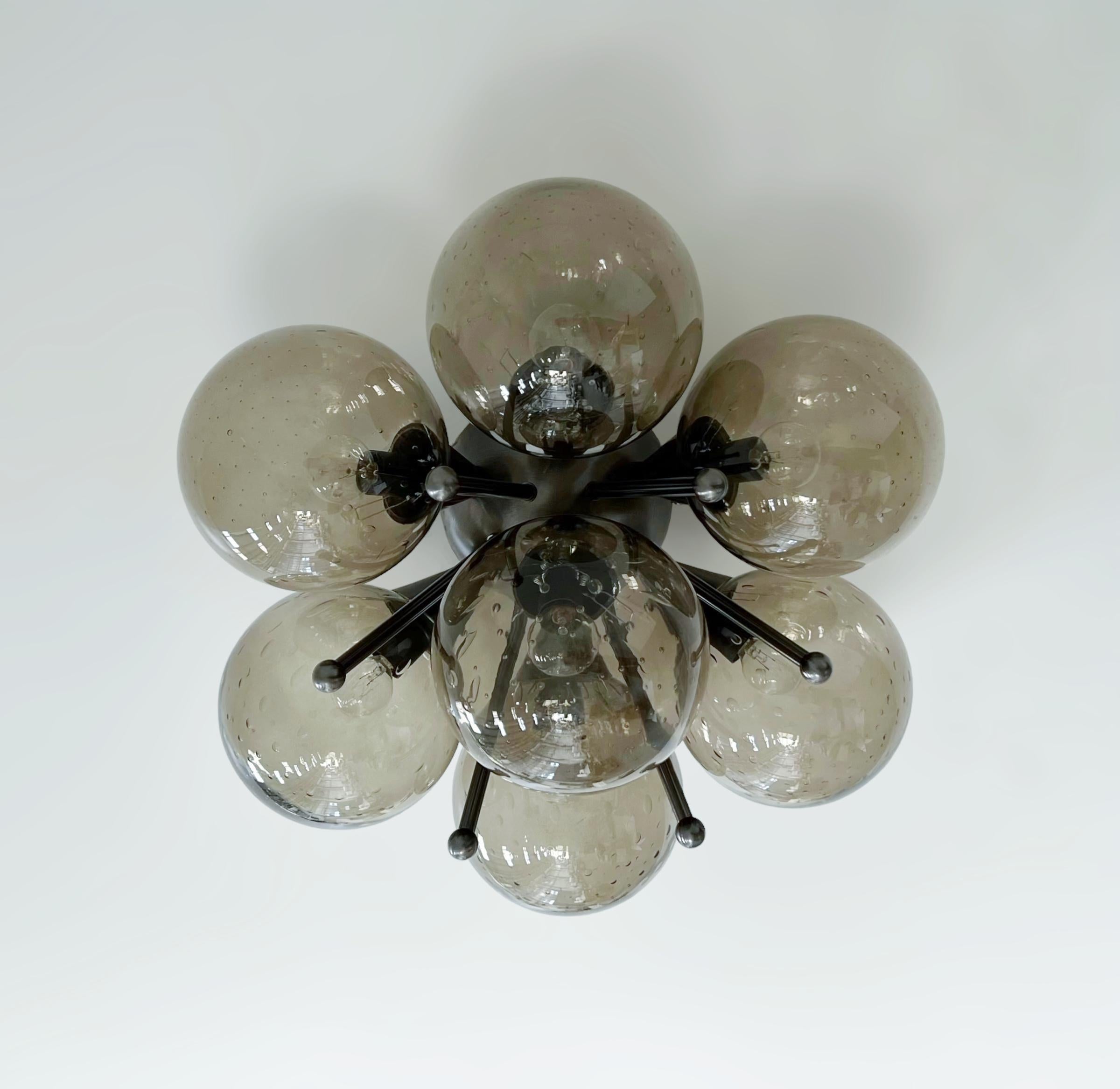 Empotrable italiano con globos de cristal de Murano montados en marco de latón macizo 
Diseñado por Fabio Bergomi / Fabricado en Italia 
7 luces / tipo E12 o E14 / máx. 40W cada una 
Diámetro: 22 pulgadas / Altura: 11 pulgadas 
Sólo pedido / Este