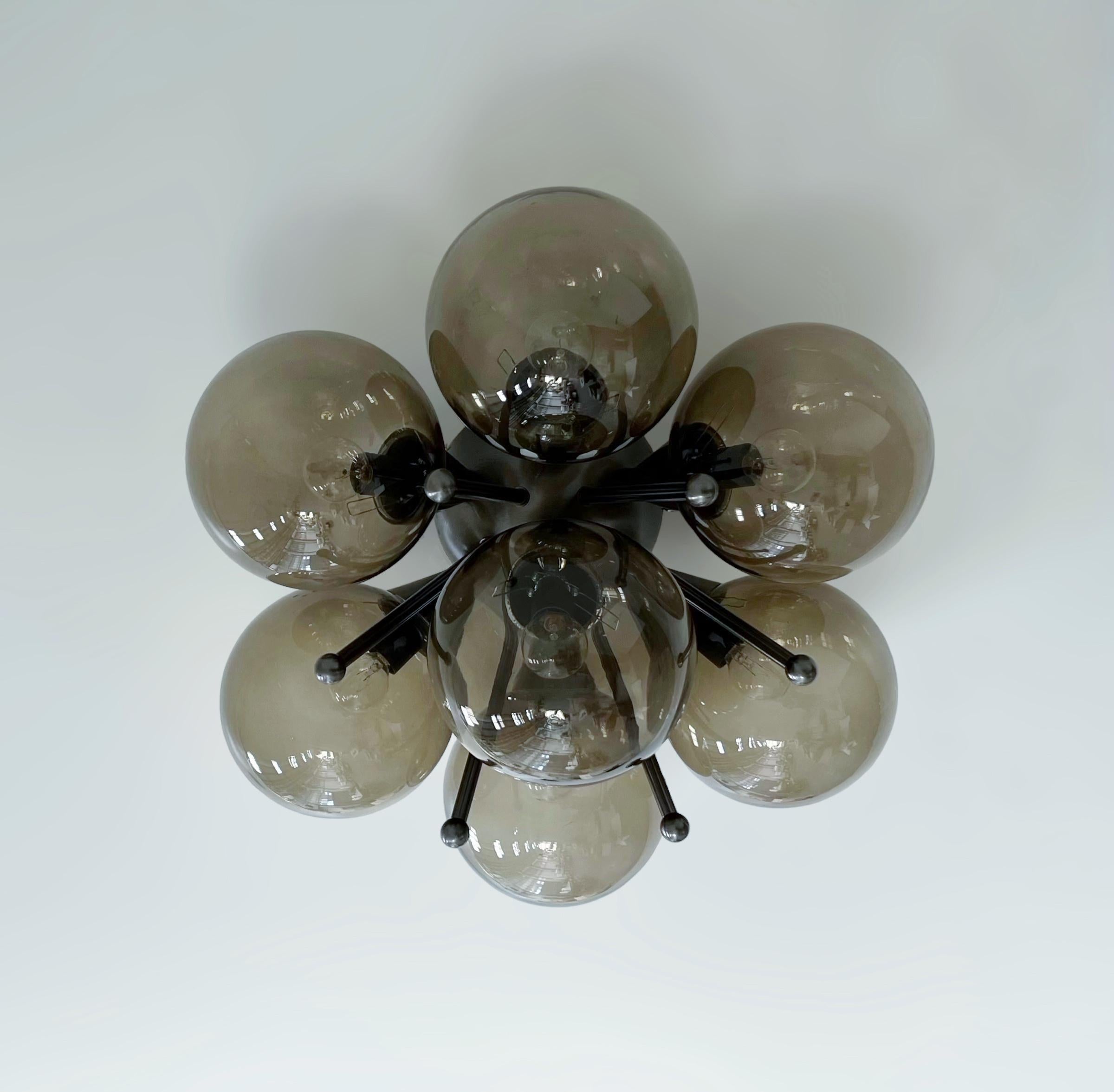 Encastré italien avec globes en verre de Murano montés sur un cadre en laiton massif.
Design/One / Fabio Bergomi / Made in Italy
7 lampes / type E12 ou E14 / max 40W chacune
Diamètre : 22 pouces / Hauteur : 11 pouces
Commande uniquement / Cet