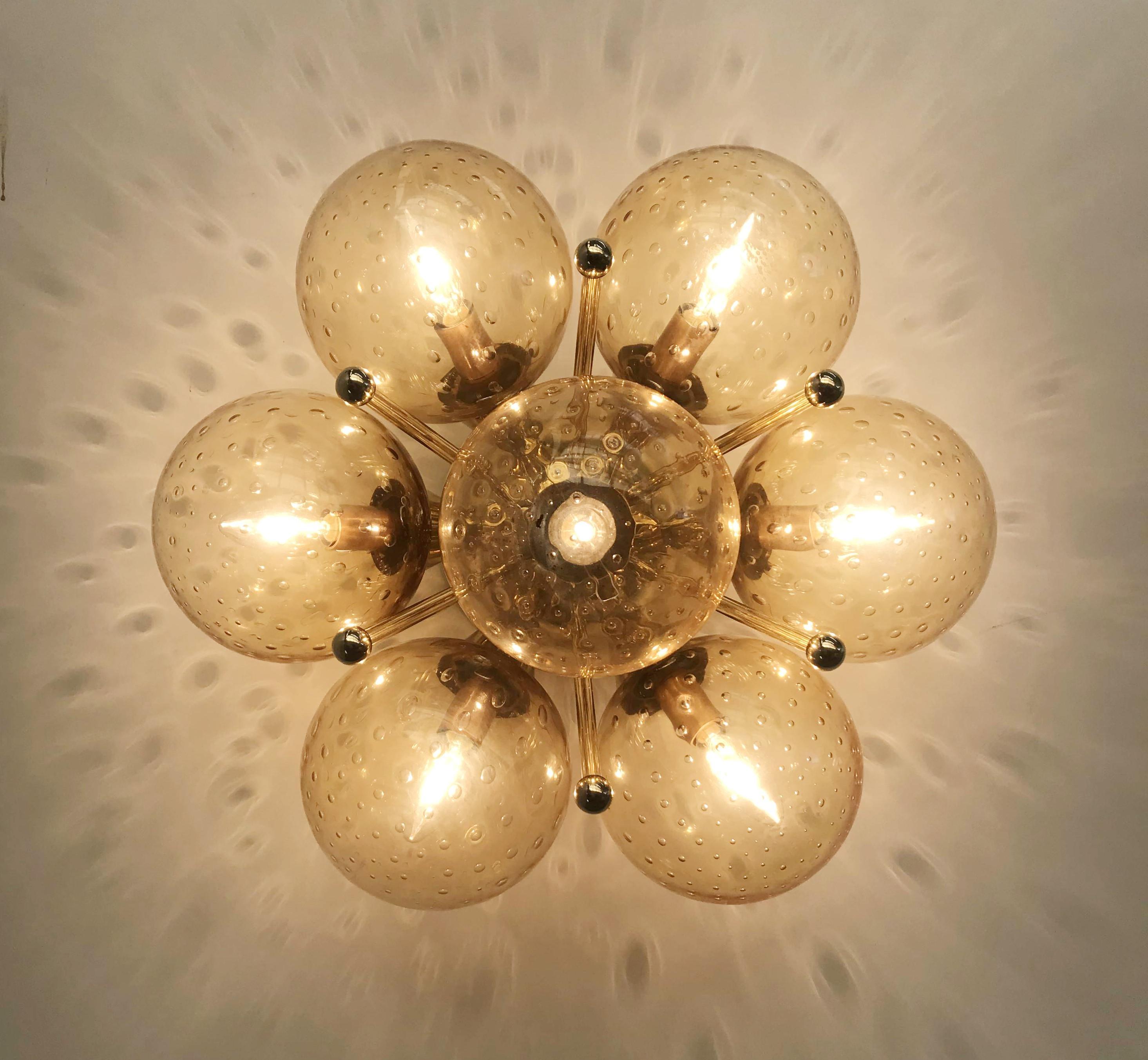 Encastré italien avec globes en verre de Murano montés sur un cadre en laiton massif.
Design/One / Fabio Bergomi / Made in Italy
7 lampes / type E12 ou E14 / max 40W chacune
Diamètre : 22 pouces / Hauteur : 11 pouces
Commande uniquement / Cet