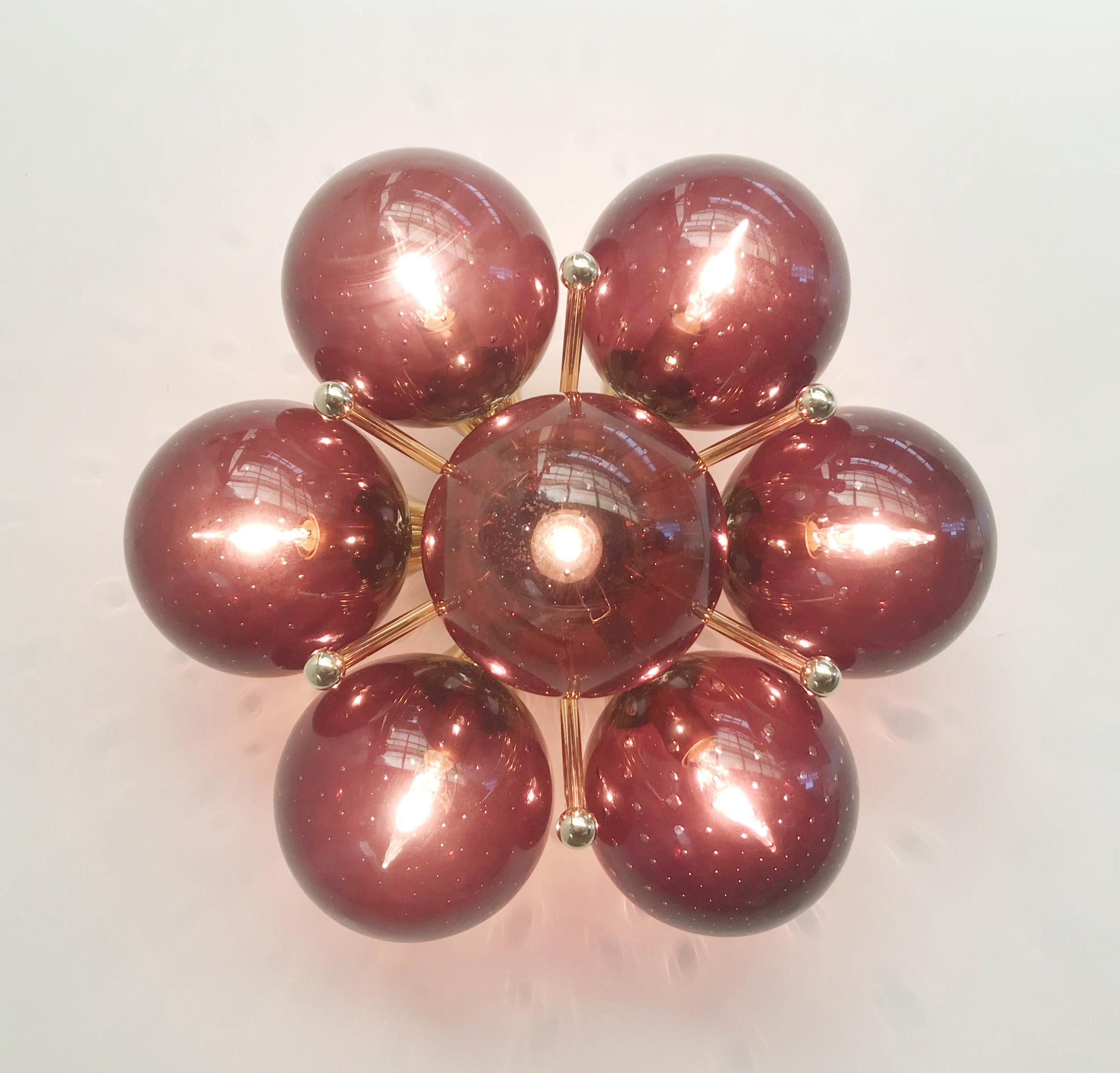 Encastré italien avec globes en verre de Murano montés sur un cadre en laiton massif.
Design/One / Fabio Bergomi / Made in Italy
7 lampes / type E12 ou E14 / max 40W chacune
Diamètre : 22 pouces / Hauteur : 11 pouces
Commande uniquement / Cet