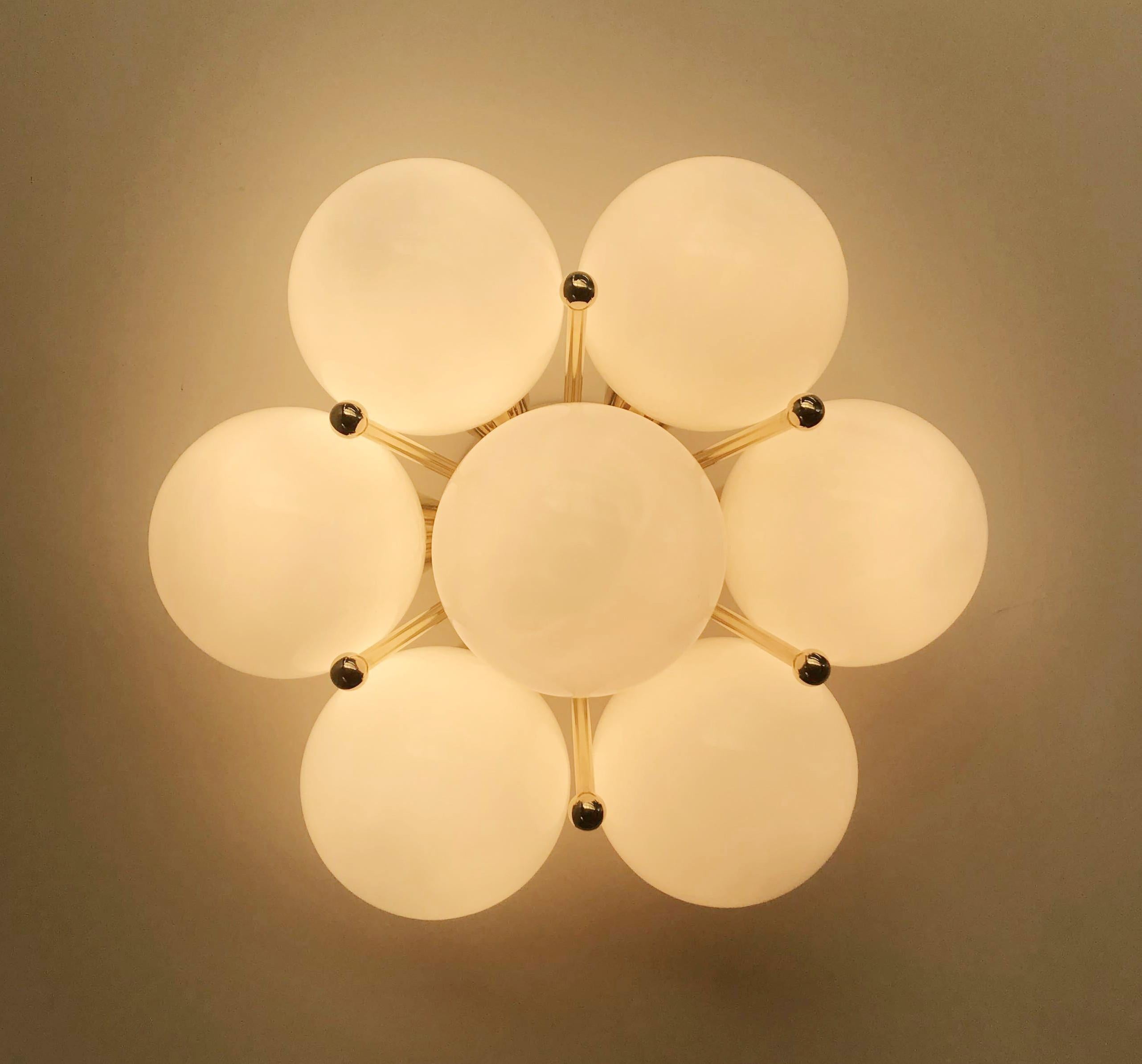 Encastré italien avec globes en verre de Murano montés sur un cadre en laiton massif.
Design/One / Fabio Bergomi / Made in Italy
7 lampes / type E12 ou E14 / max 40W chacune
Diamètre : 22 pouces / Hauteur : 11 pouces
Commande uniquement / Cet