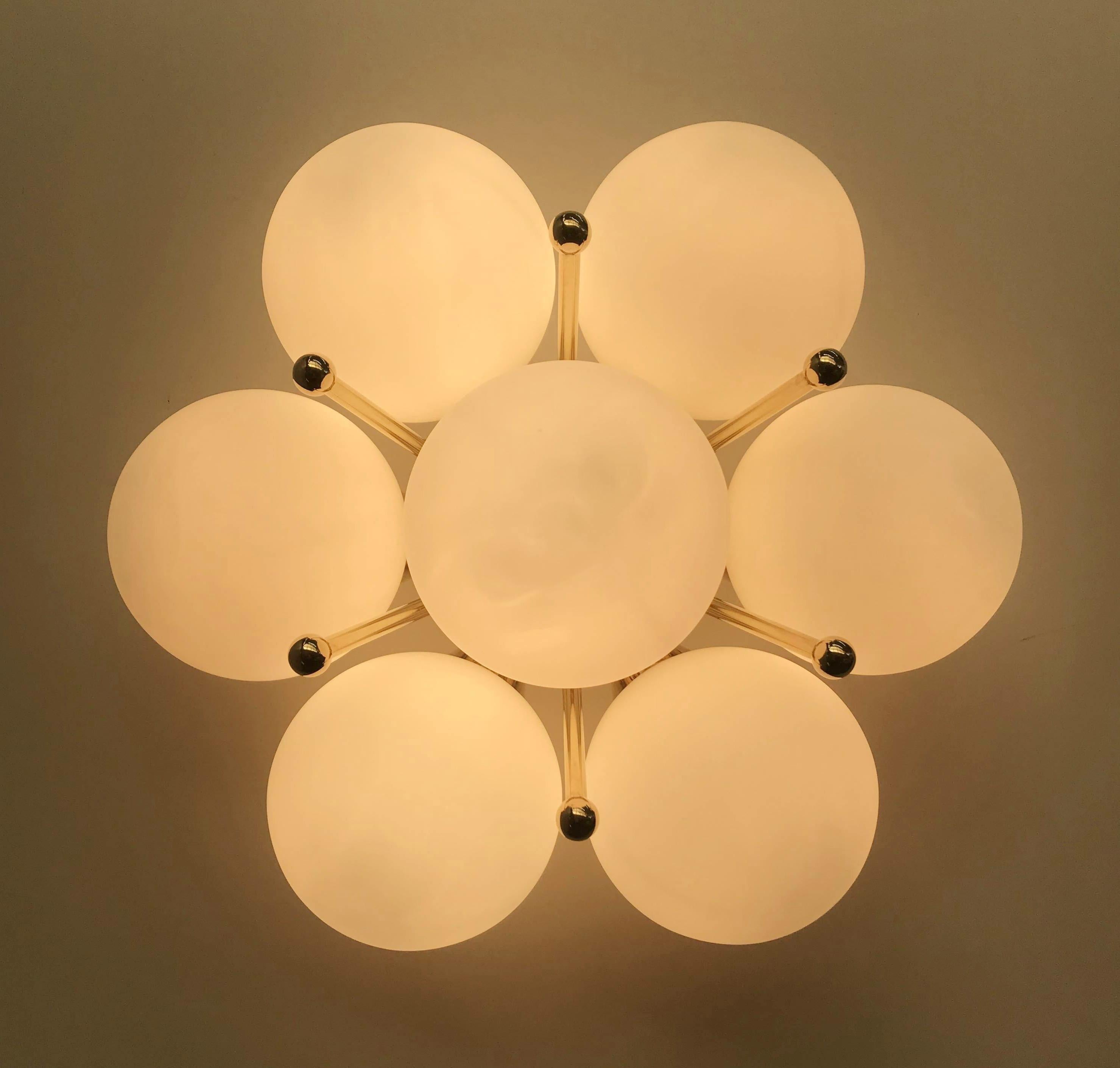 Encastré italien avec globes en verre de Murano montés sur un cadre en laiton massif.
Design/One / Fabio Bergomi / Made in Italy
7 lampes / type E12 ou E14 / max 40W chacune
Diamètre : 22 pouces / Hauteur : 11 pouces
Commande uniquement / Cet