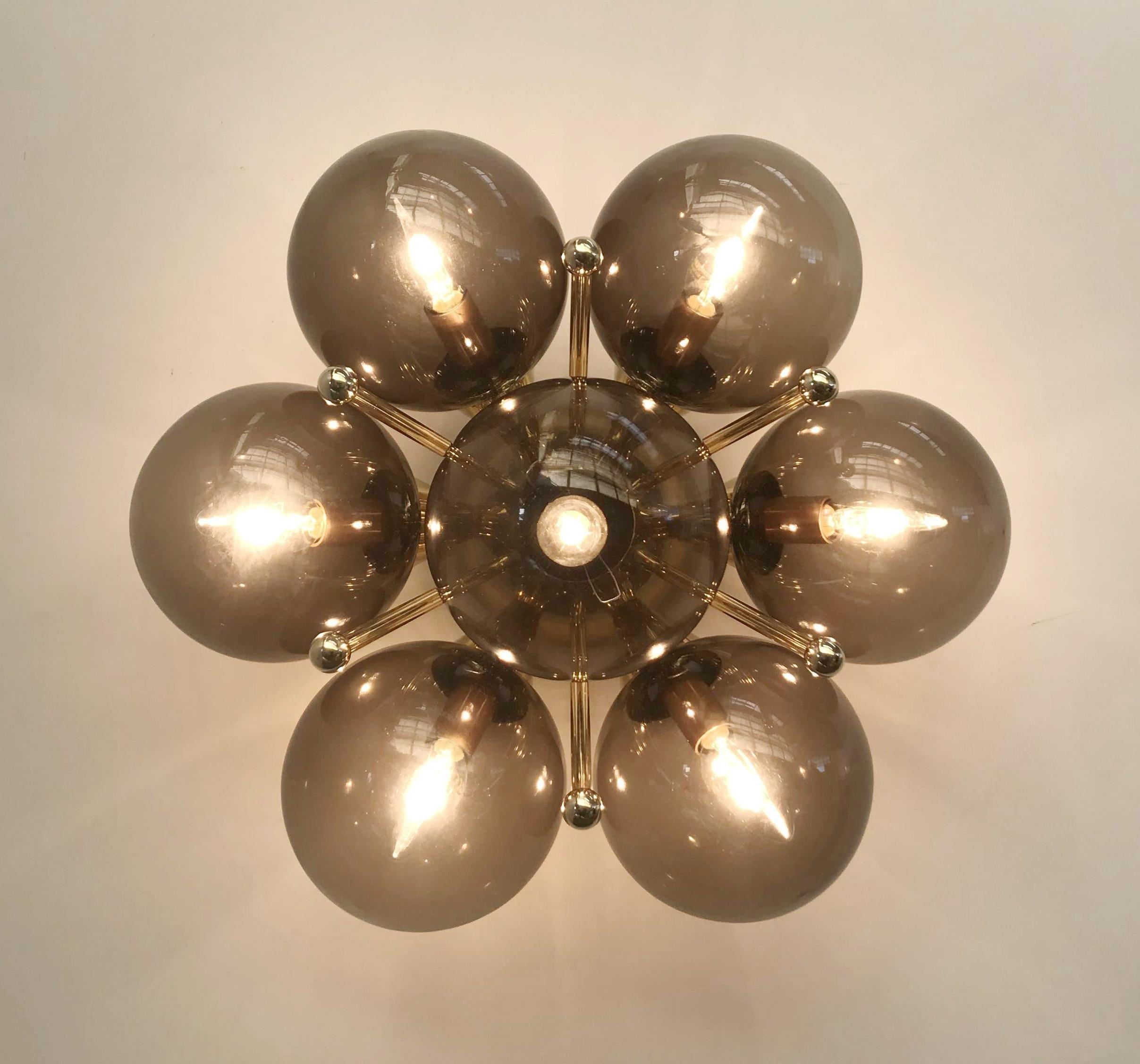 Encastré italien avec globes en verre de Murano montés sur un cadre en laiton massif.
Design/One / Fabio Bergomi / Made in Italy
7 lampes / type E12 ou E14 / max 40W chacune
Diamètre : 22 pouces / Hauteur : 11 pouces
Commande uniquement / Cet